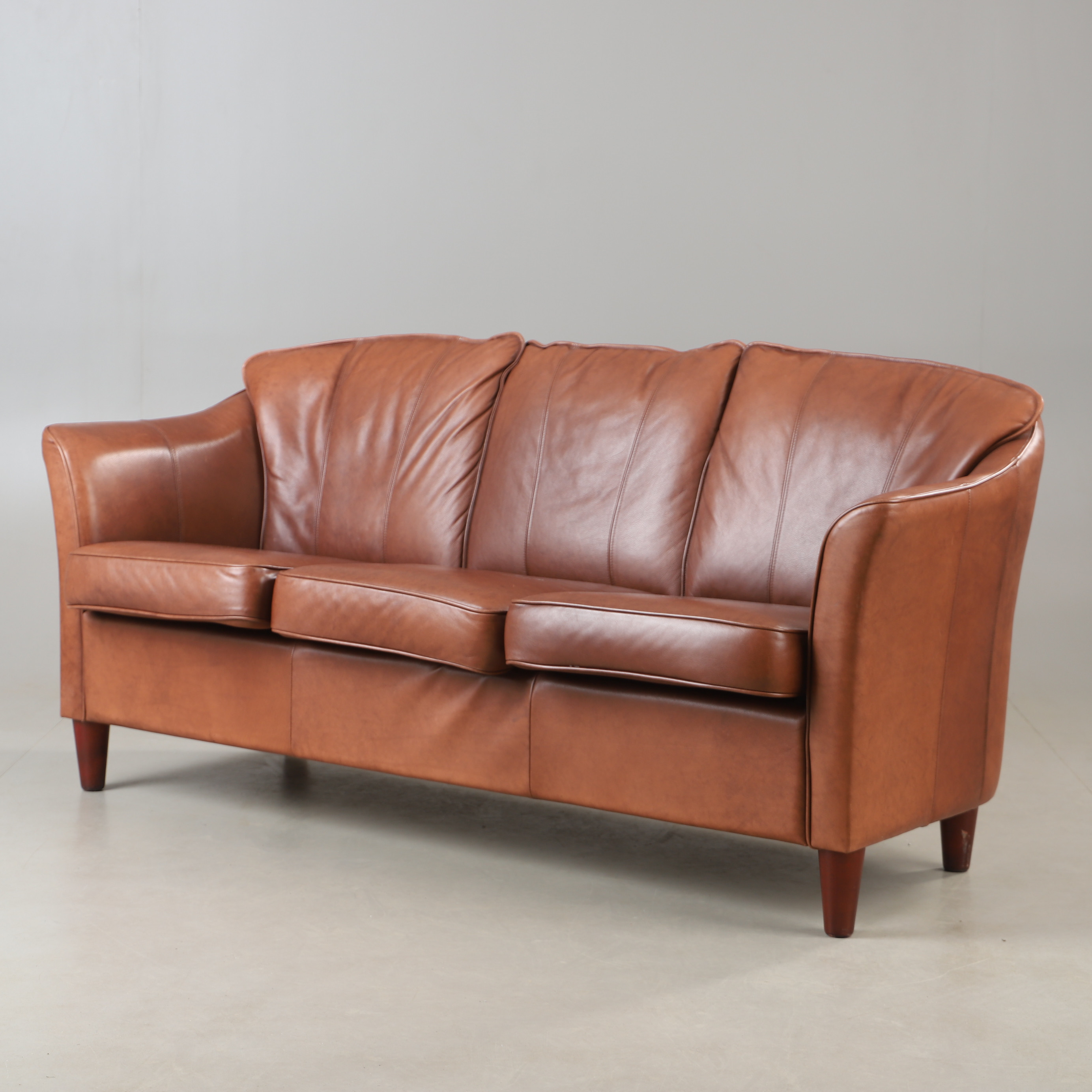 SOFFA, "Fame", brun skinnklädsel, Tibro, 1900/2000-tal.