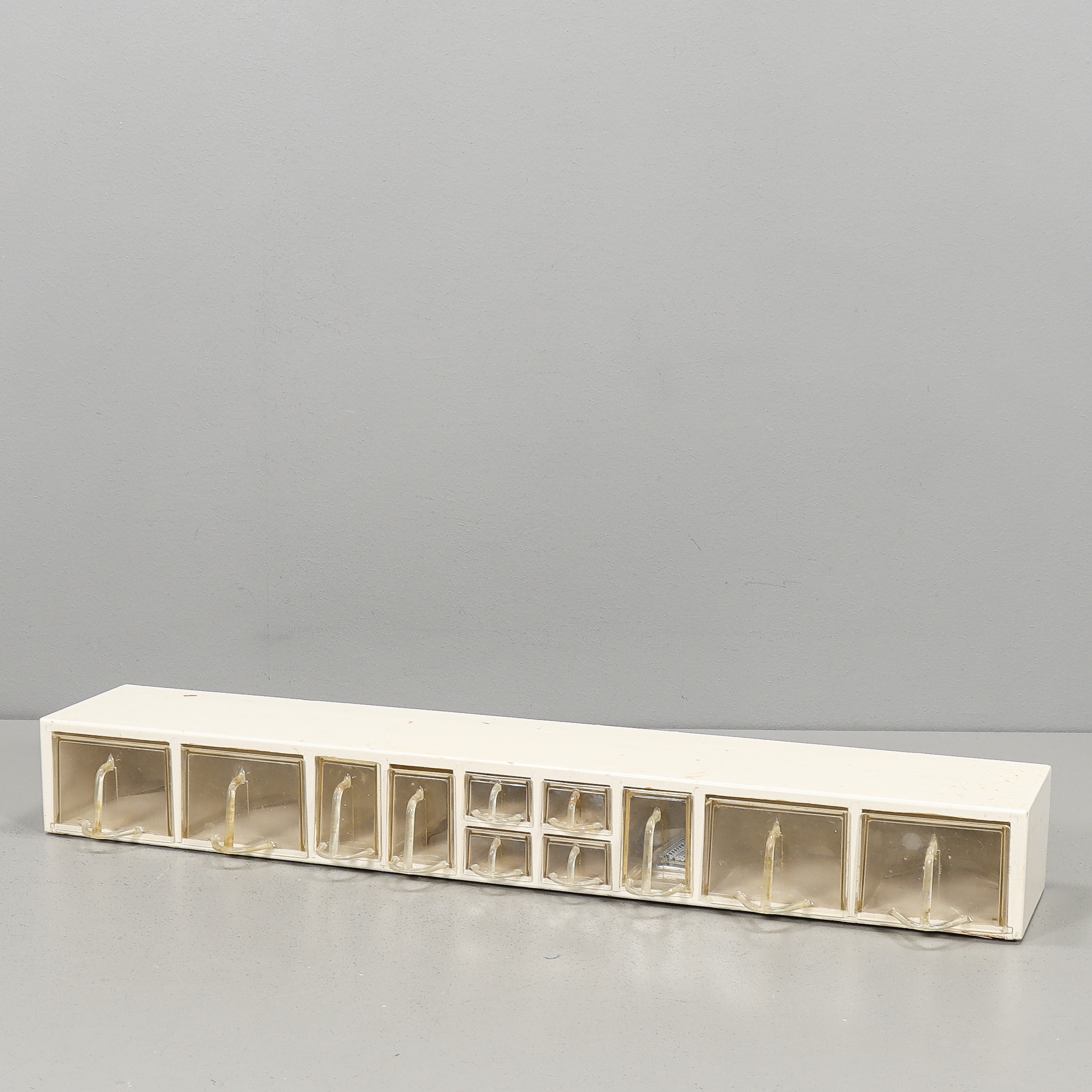 KRYDDHYLLA redatyp, med plastlådor.