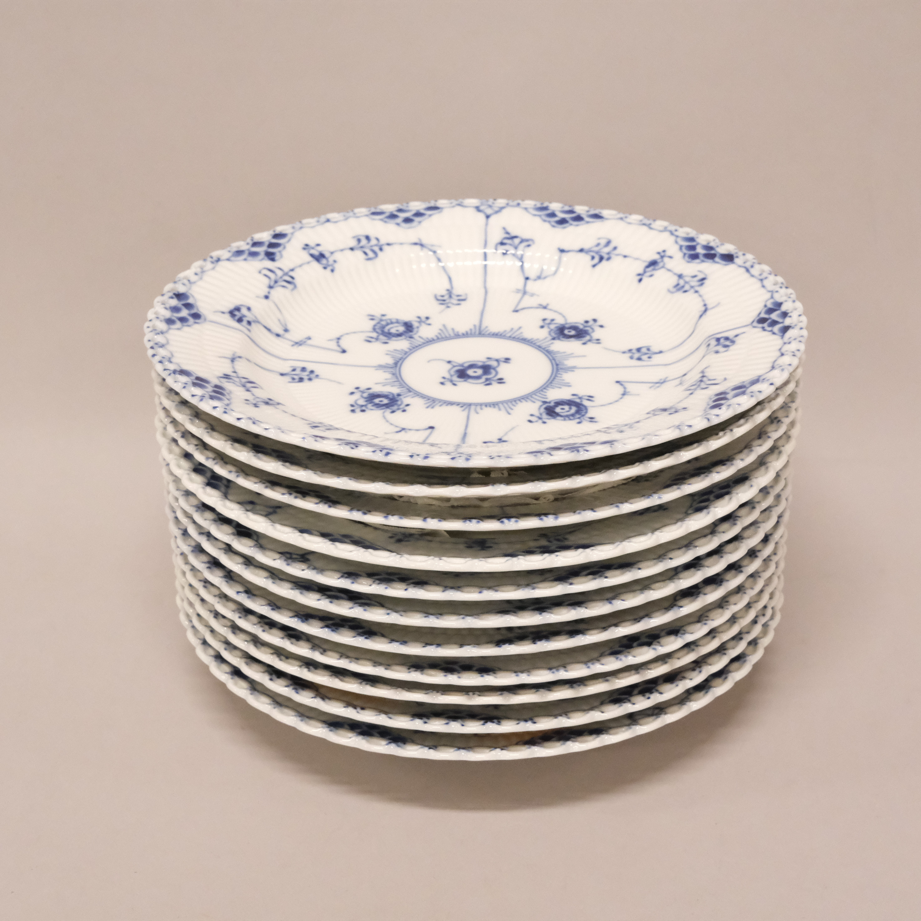 MATTALLRIKAR, "MUSSELMALET", HELBLOND, ROYAL COPENHAGEN, 11 STYCKEN.