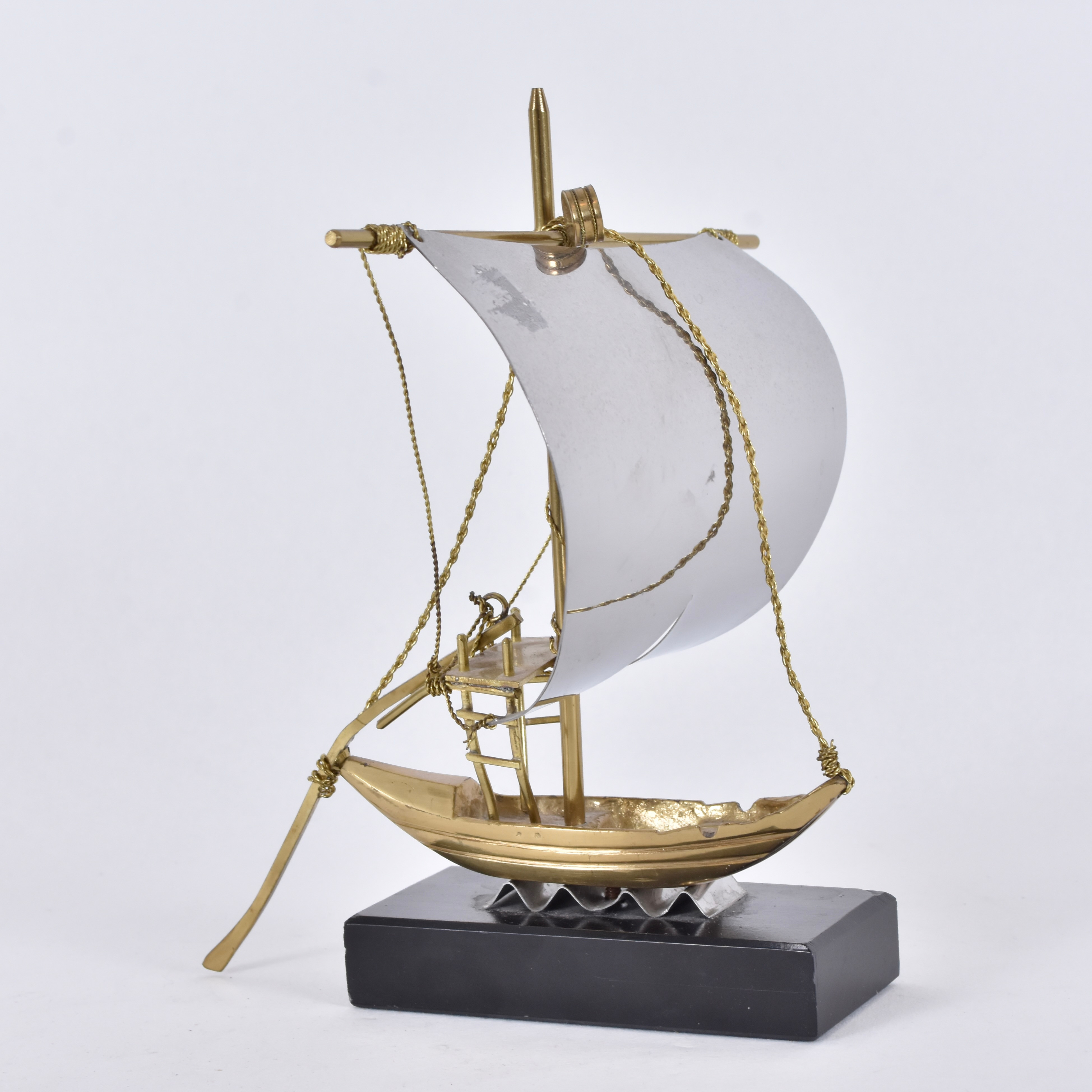 DJONK, mässing/stål på marmorsockel, 1900-tal.