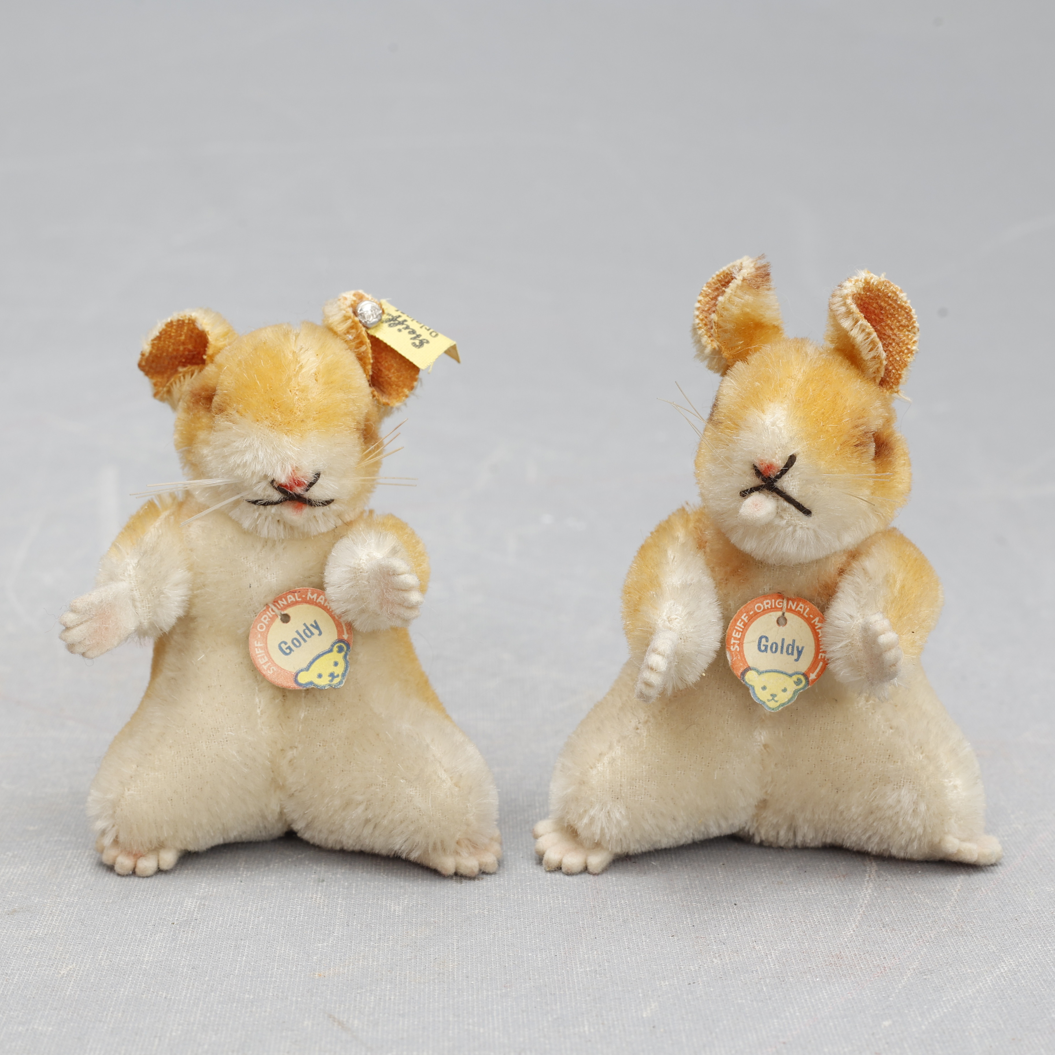 LEKSAKS-HAMSTRAR, Steiff, 2 stycken " Goldy ", 1960-72, Tyskland.