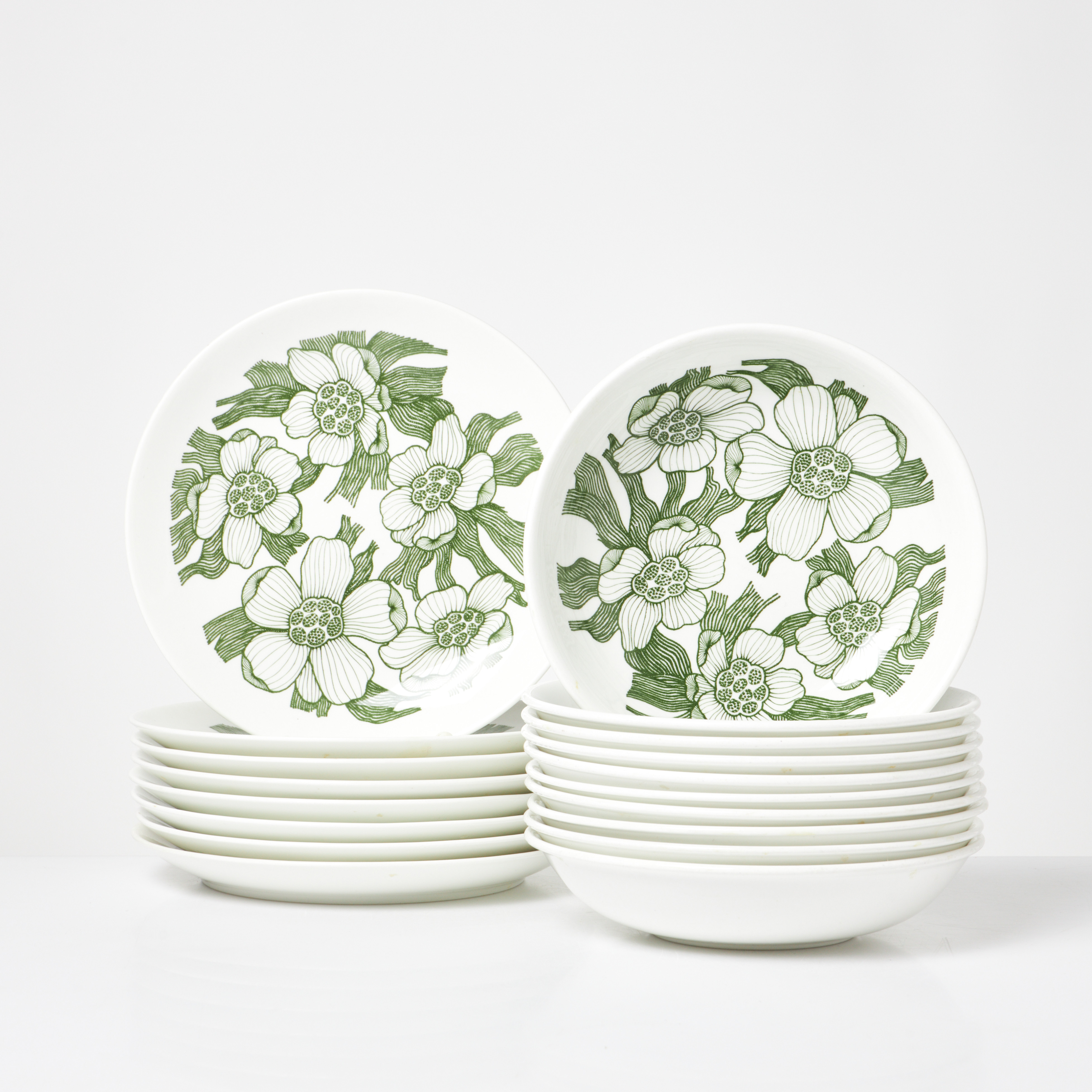 PAUL HOFF. 18 dlr, 10 + 8 st, "Paulin", djupa tallrikar samt mattallrikar, Gustavsberg.