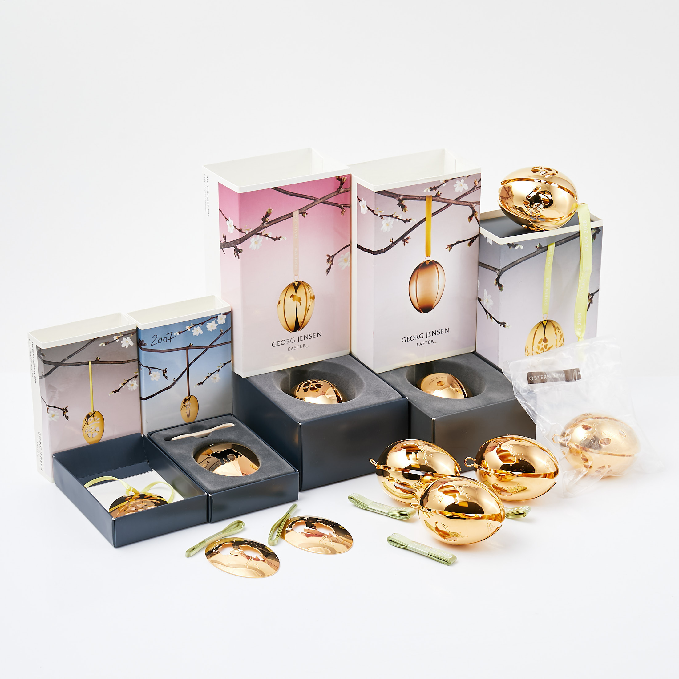 REGITZE OVERGAARD. Samlarägg, 11 dlr, "Årets Påskaeg", guldplätterad mässing, för Georg Jensen, delvis med originalförpackningar.