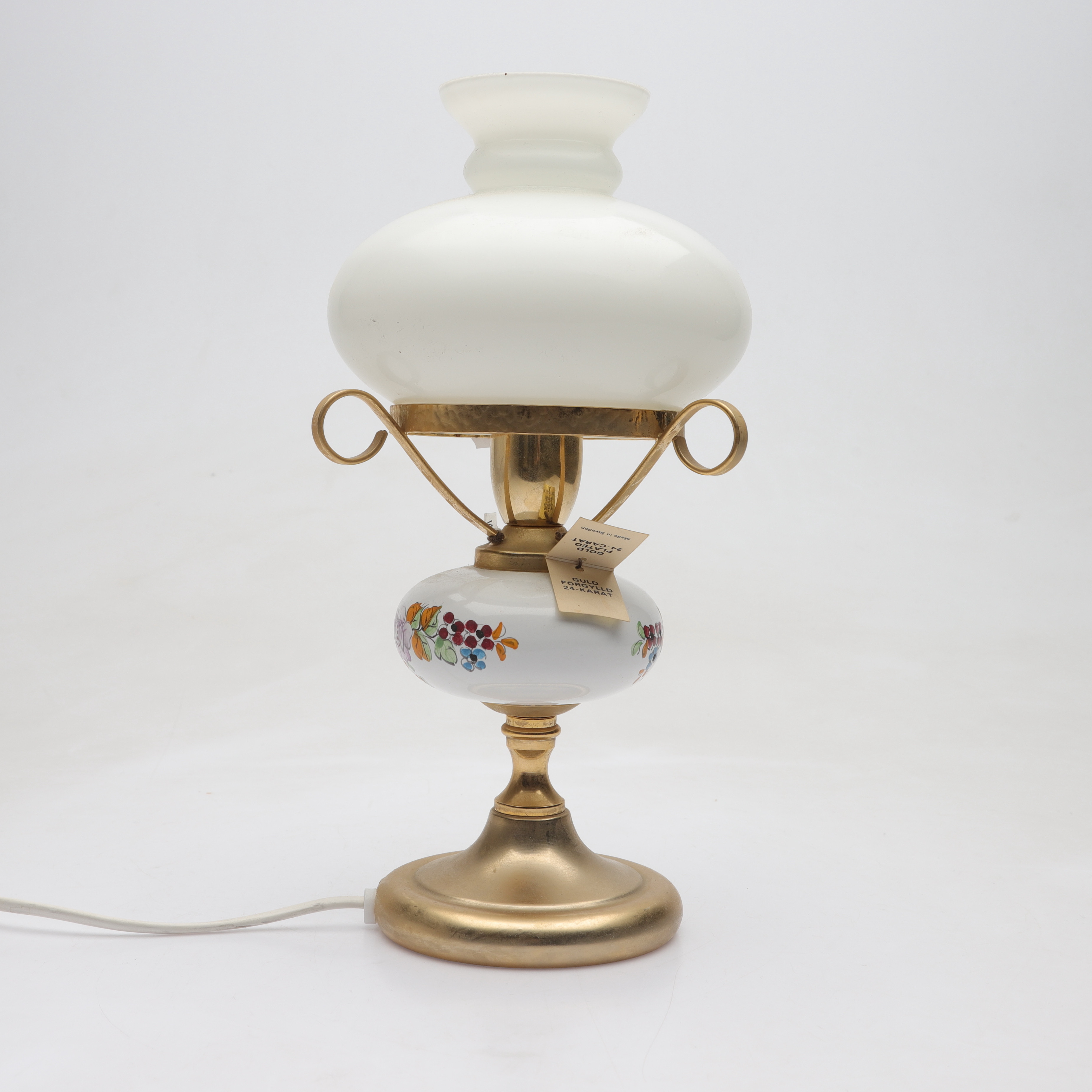 BORDSLAMPA, fotogenmodell, glas och förgylld metall, Rejmyre, 1900-talets andra hälft.