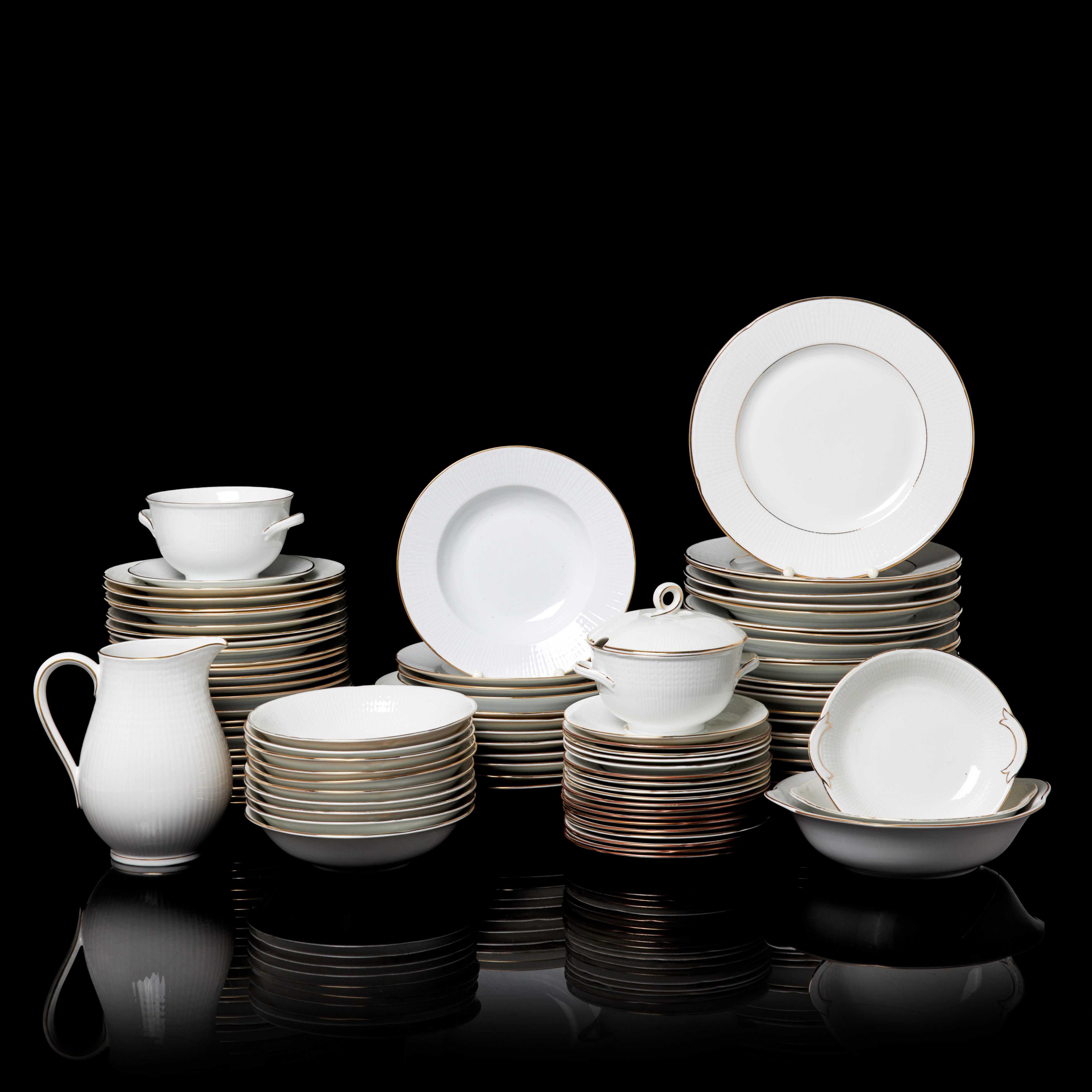 LOUISE ADELBORG. "Drottningholm" / "Swedish Grace", servisdelar. 87 dlr, Rörstrand.