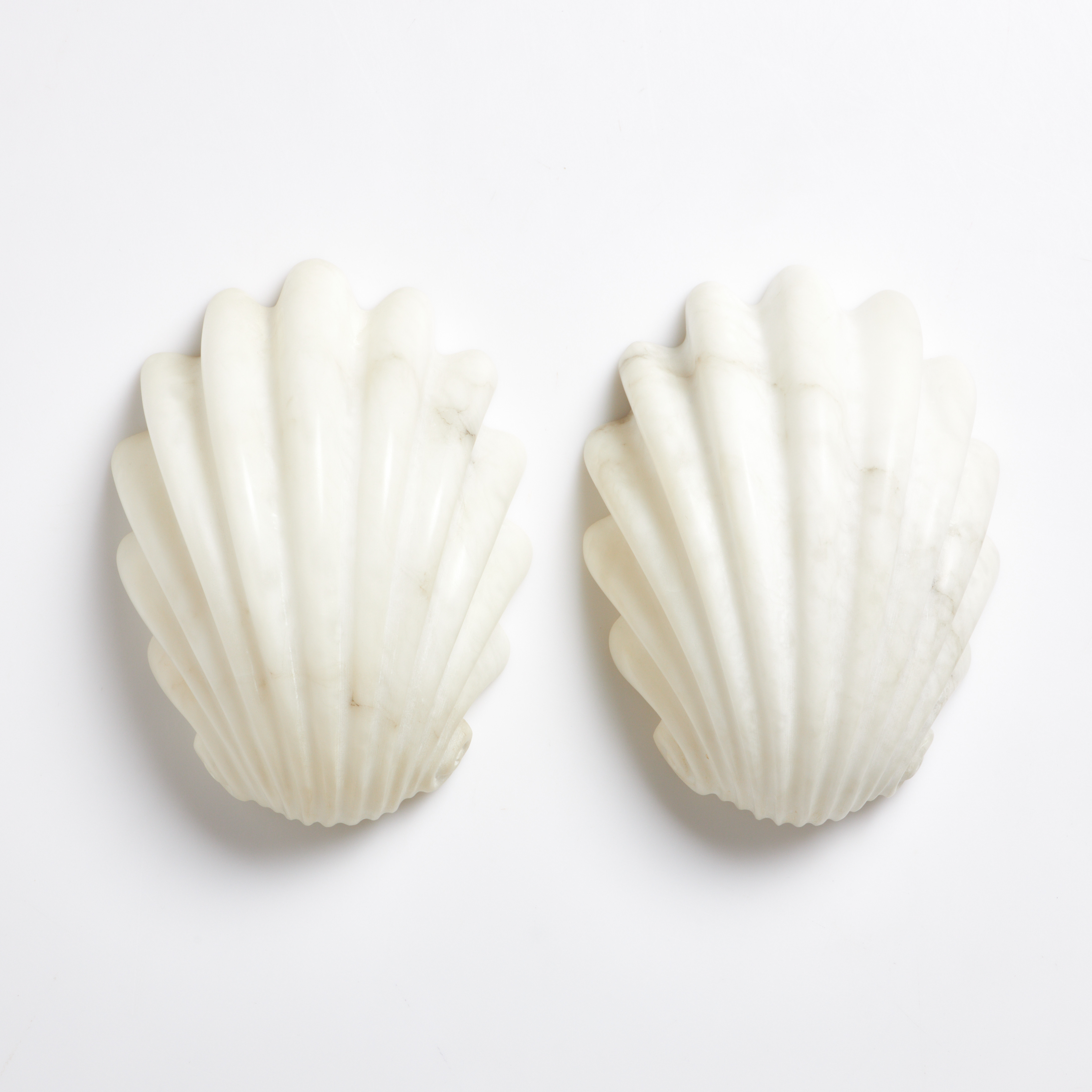 CARL MILLES. EFTER. Alabasterskärmar till vägglampett, 1 par, sent 1900-tal.