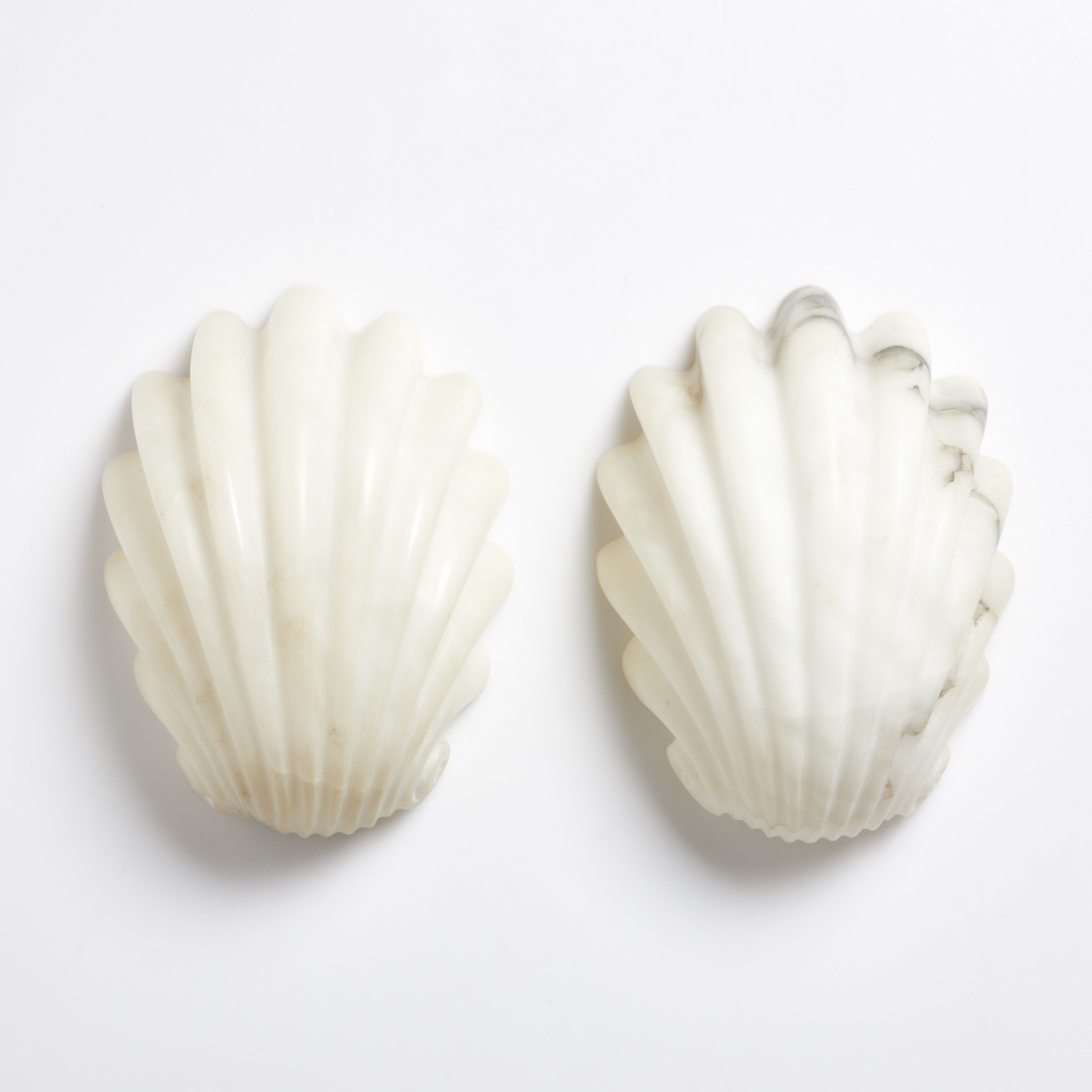 CARL MILLES. EFTER. Alabasterskärmar till vägglampett, 1 par, sent 1900-tal.