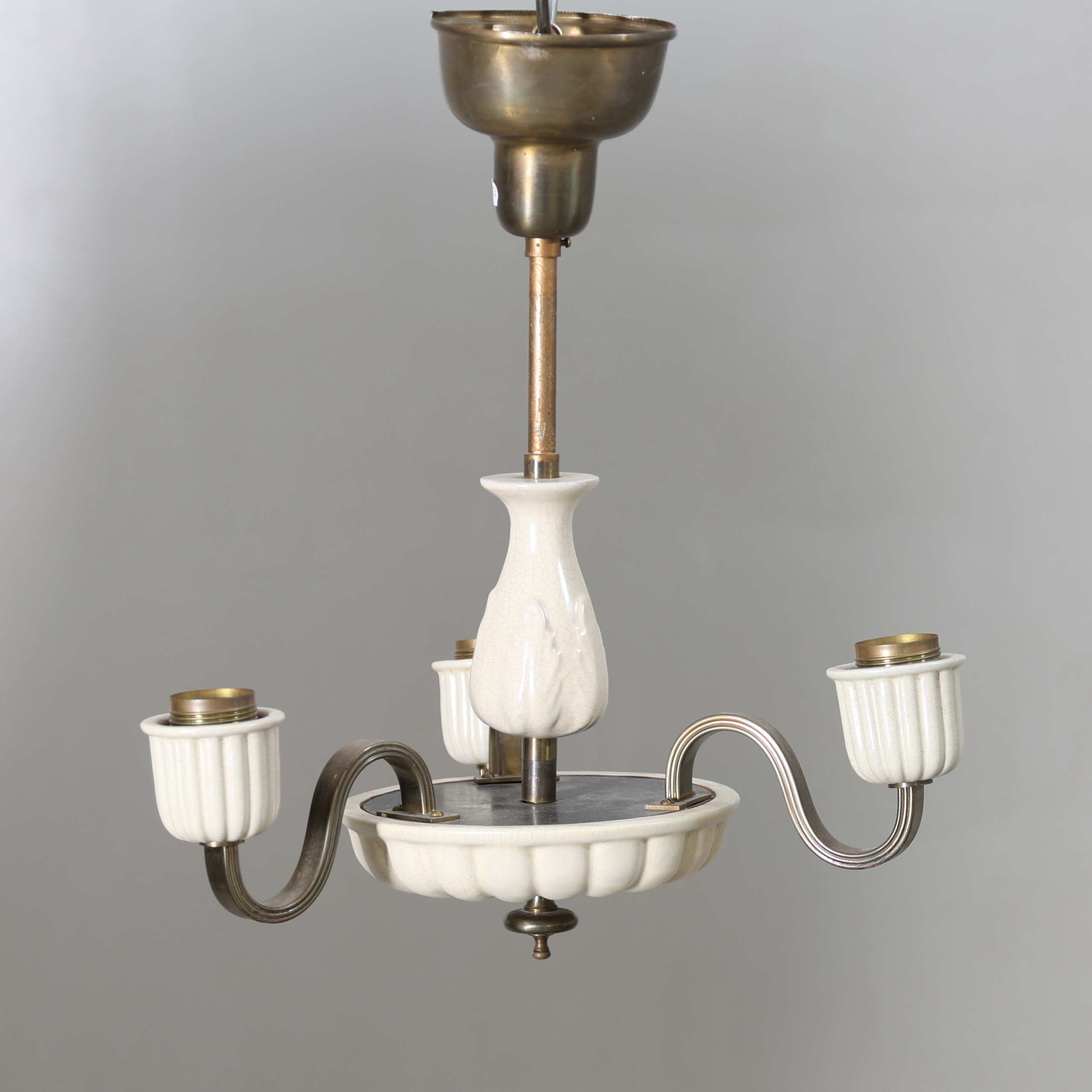 TAKLAMPA, mässing & glaserat lergods, 1900-tal.