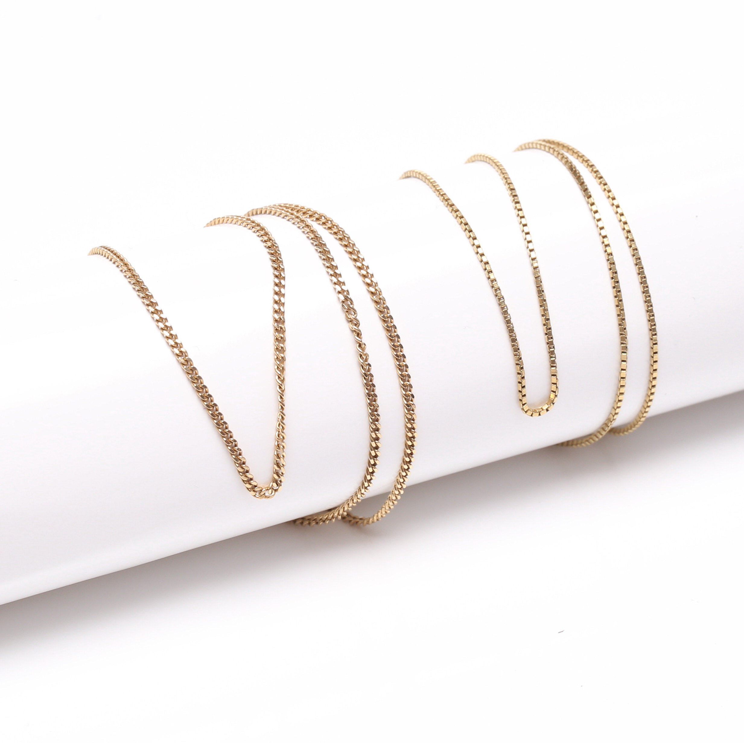 2 HALSKEDJOR, 18K, Guld, vikt cirka 4,2 gram.