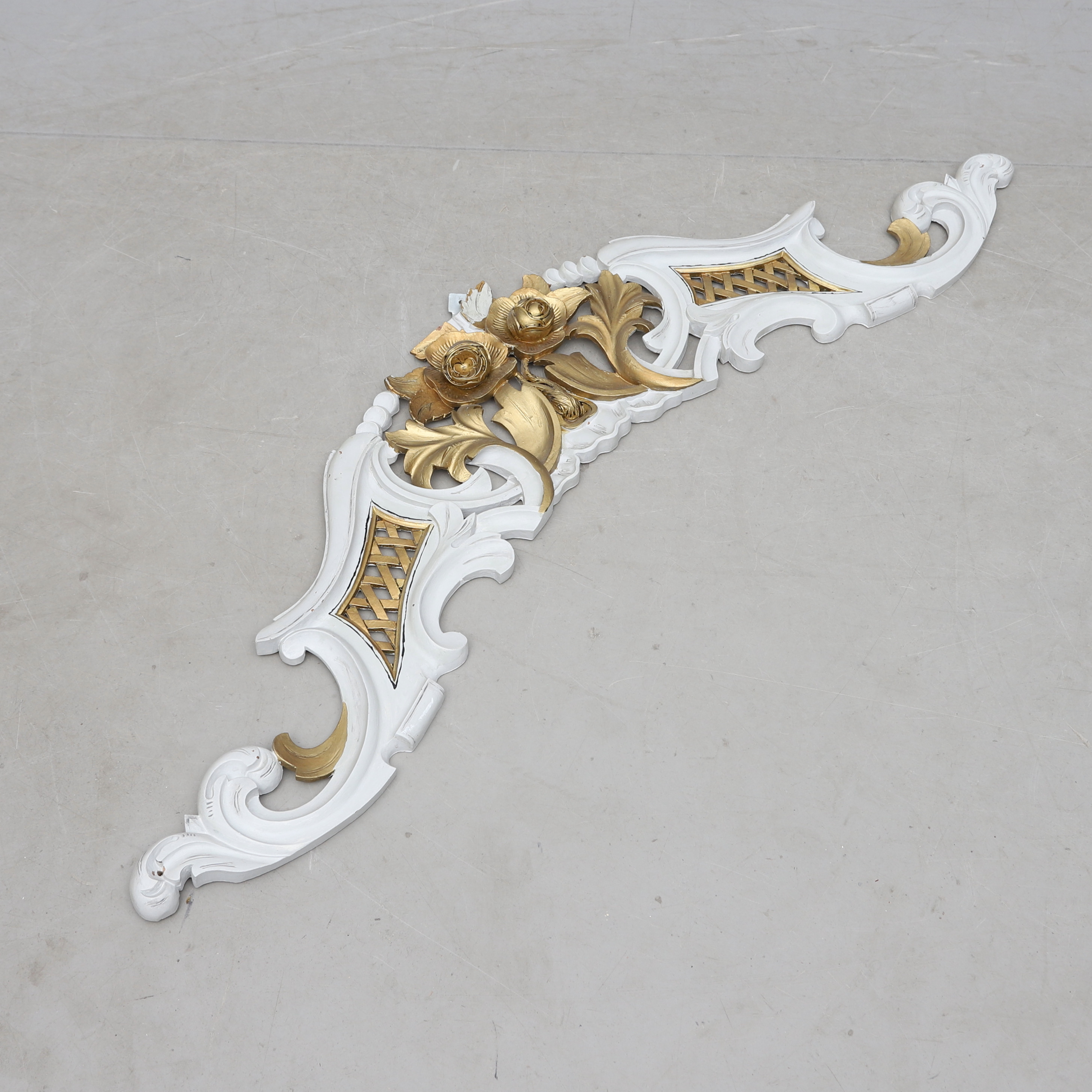 ÖVERSTYCKE, dekor, trä, rokokostil, 1900-tal.