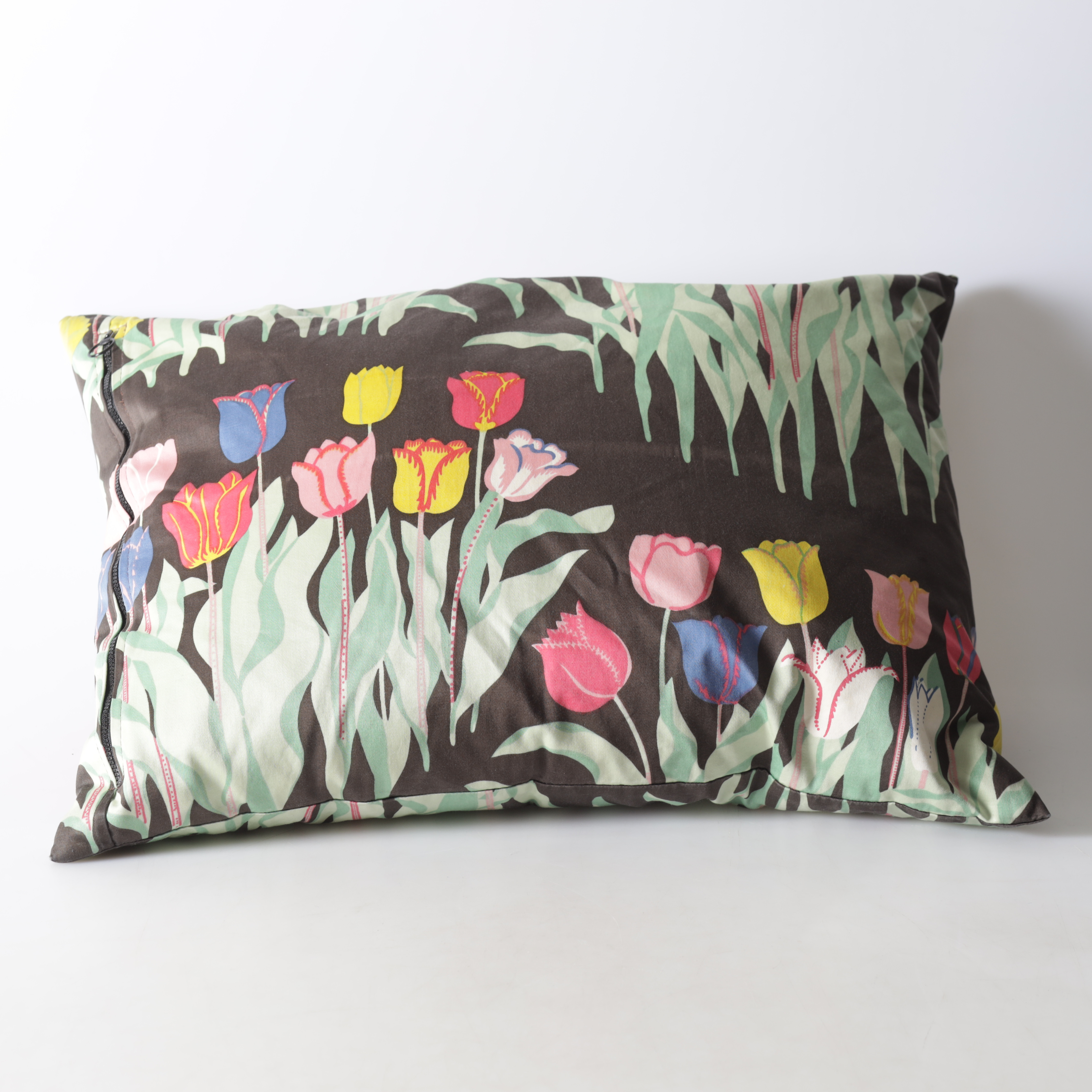 JOSEF FRANK. kudde, "Tulpaner", Firma Svenskt Tenn, samtida.