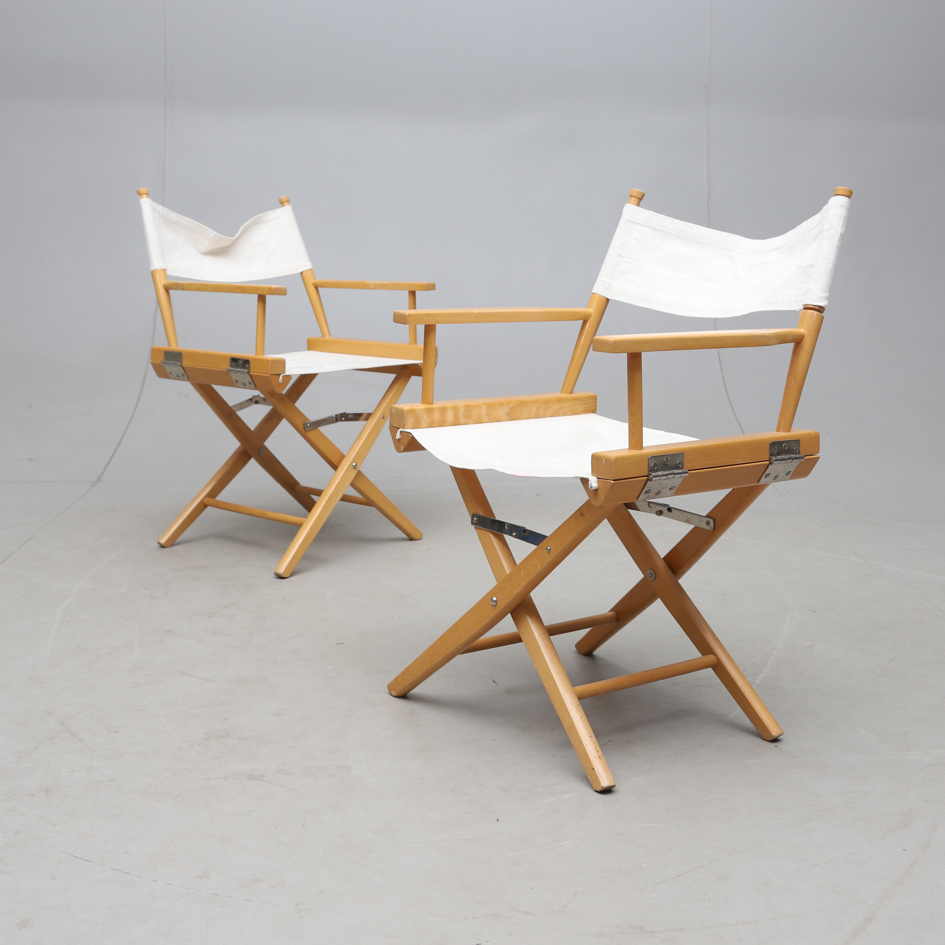 REGISÖRSSTOLAR, ett par, bok och textil, 1900-talets andra hälft.