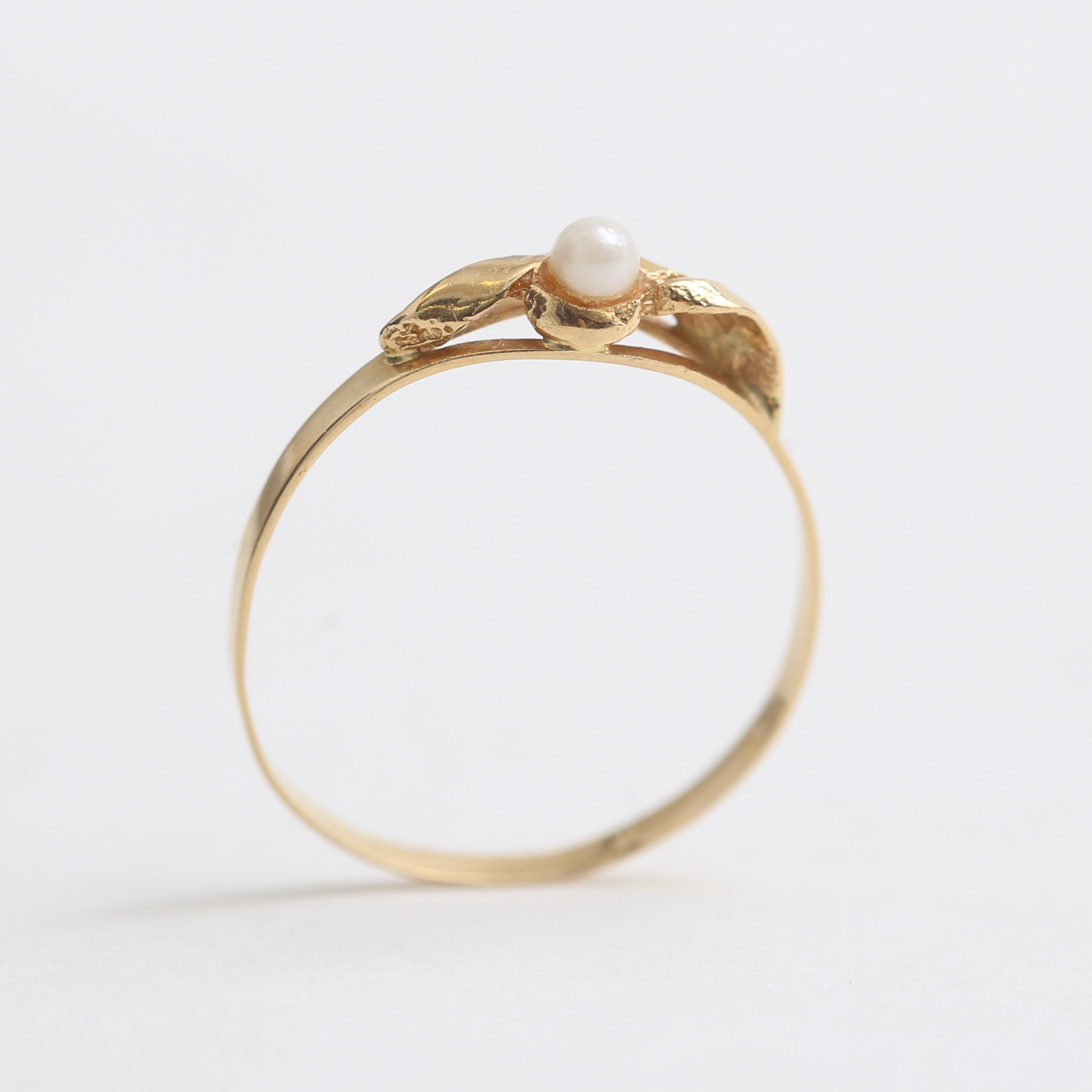 RING, 18 k guld med pärla, 1,01 gram.