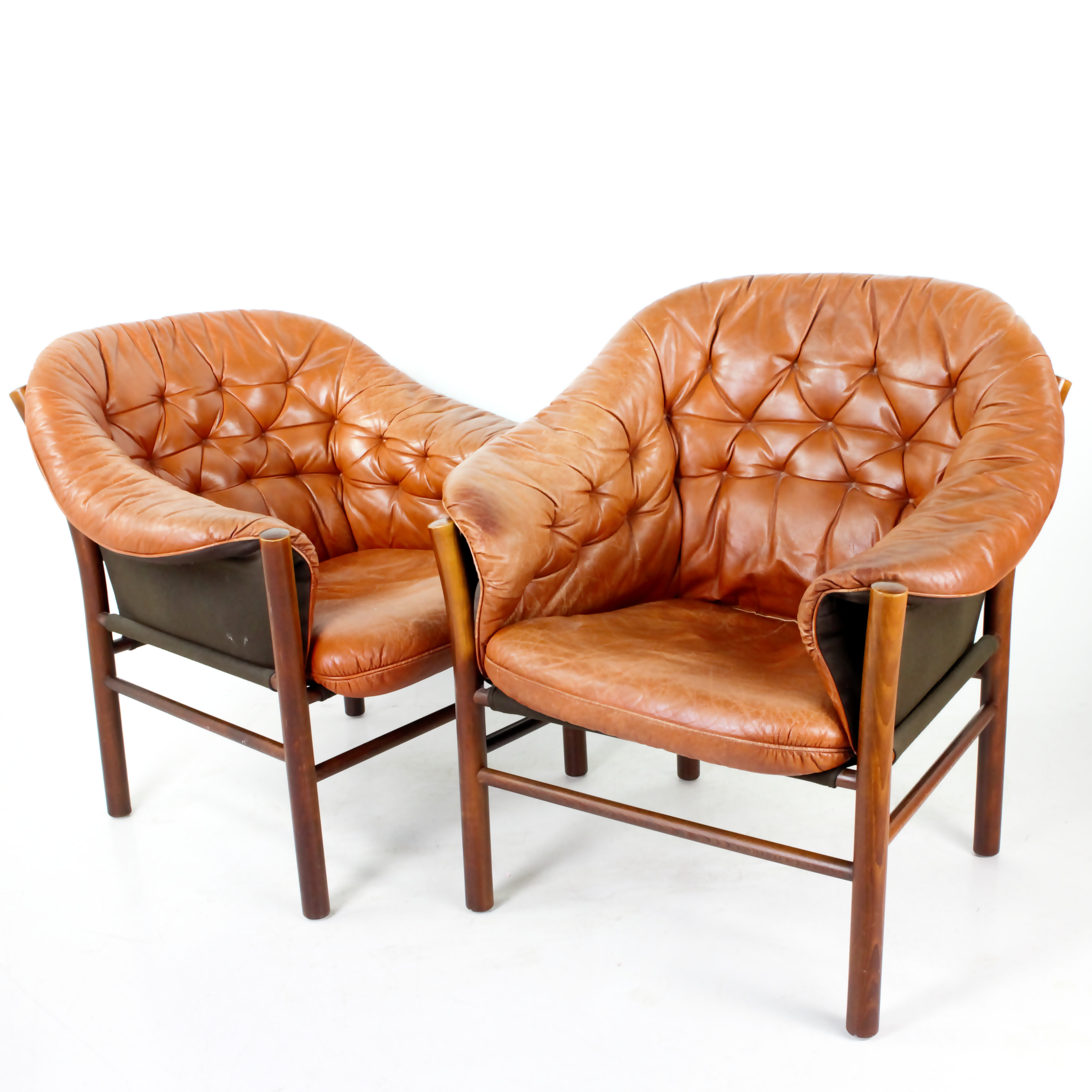 GUNNAR KENTEMO. Fåtöljer, ett par, "Pedro", stomme av rödbetsat trä, djuphäftad klädsel av skinn och canvas, Göte Möbler.