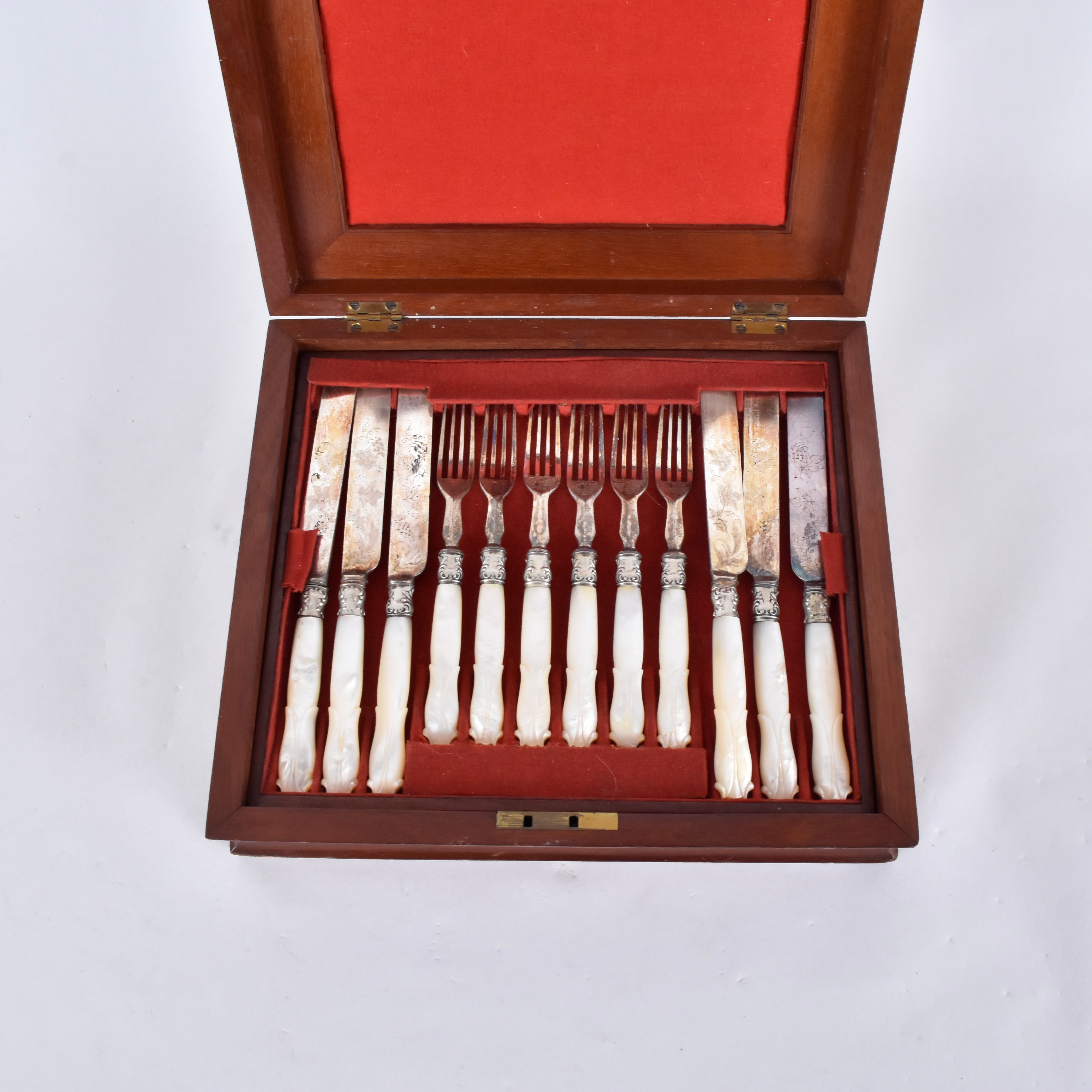 BESTICK, nysilver med pärlemorskaft, 10 + 10 + 2 + 2 st.