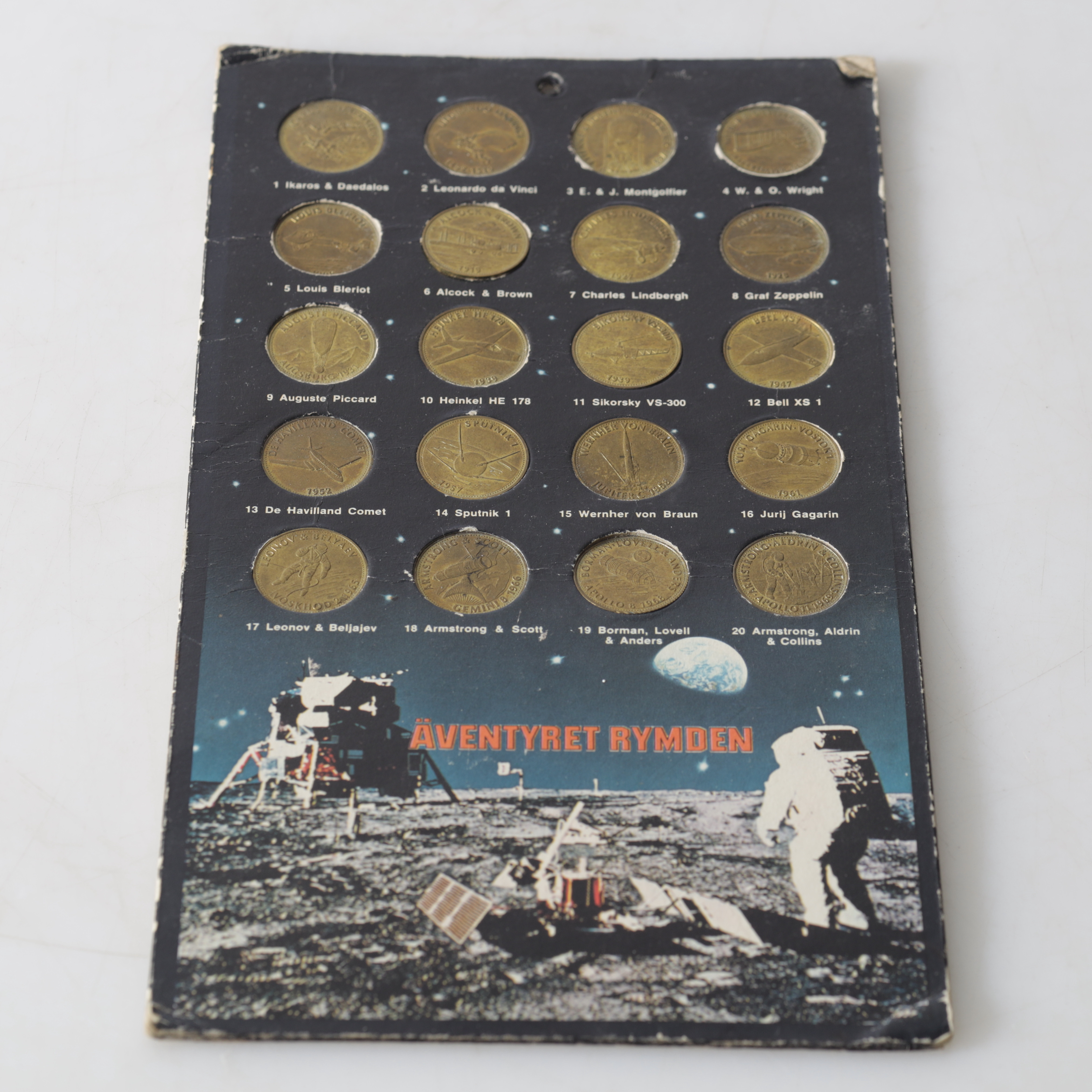 BENSINPOLETTER, 20 st, "Äventyret i Rymden", mässing & papp, Shell & Koppartrans, 1960-tal.