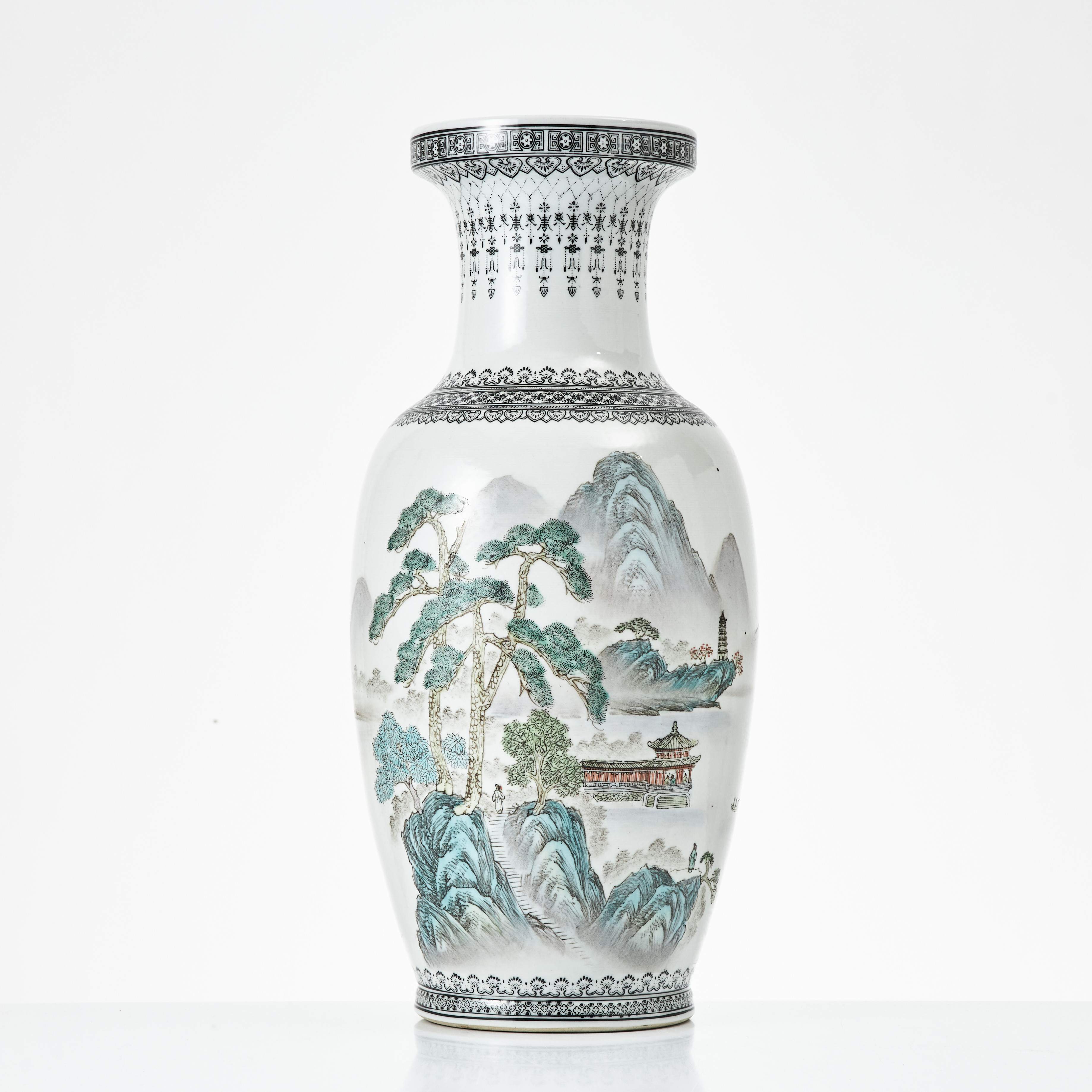 GOLVVAS, porslin, Kina, 1900-talets andra hälft, balusterformad, dekor av figurer i pagod vid flod, kalligrafi, 3 sigill, märke.