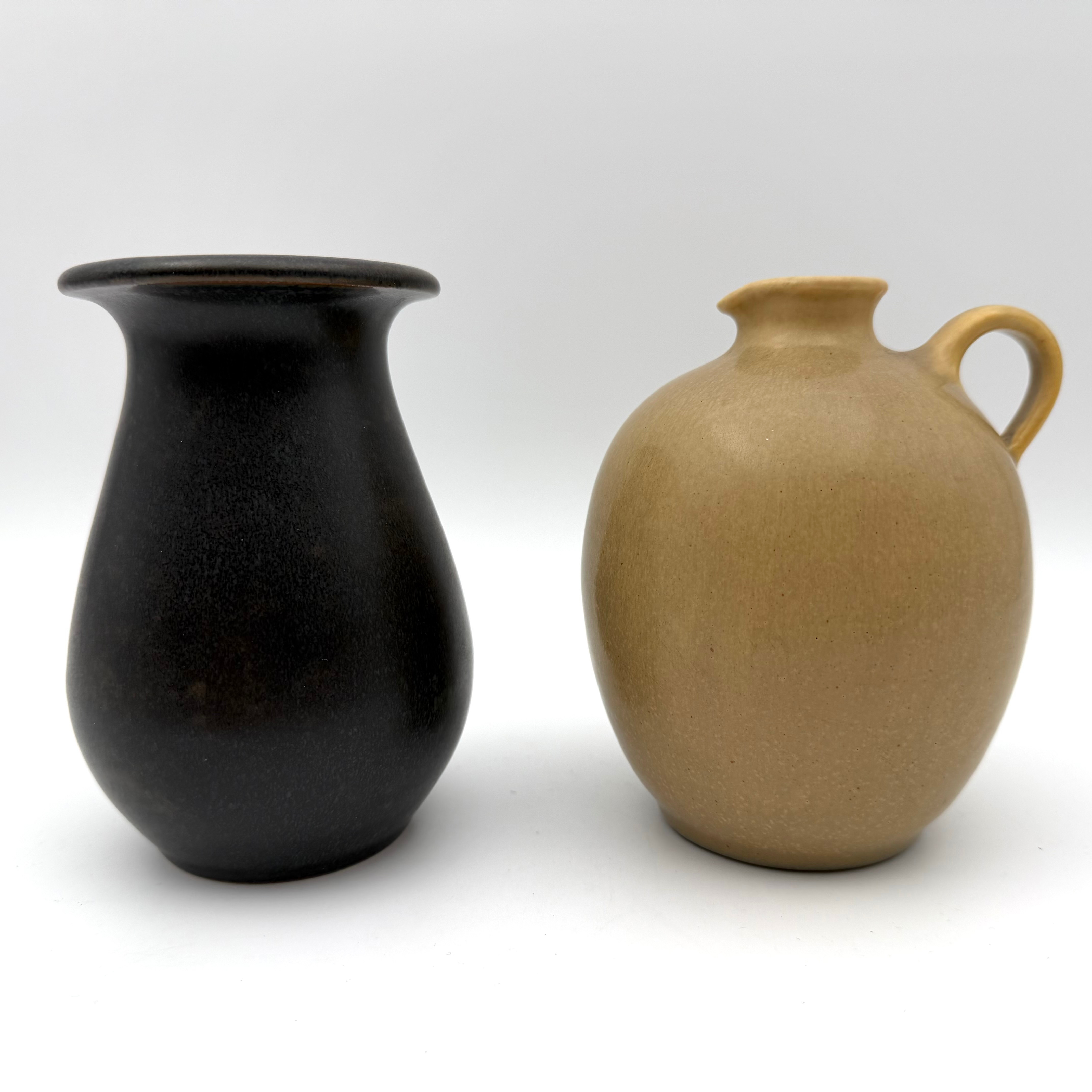 ERICH & INGRID TRILLER. Vaser, 2 st, Tobo, glaserat stengods, respektive signerad Triller Tobo.