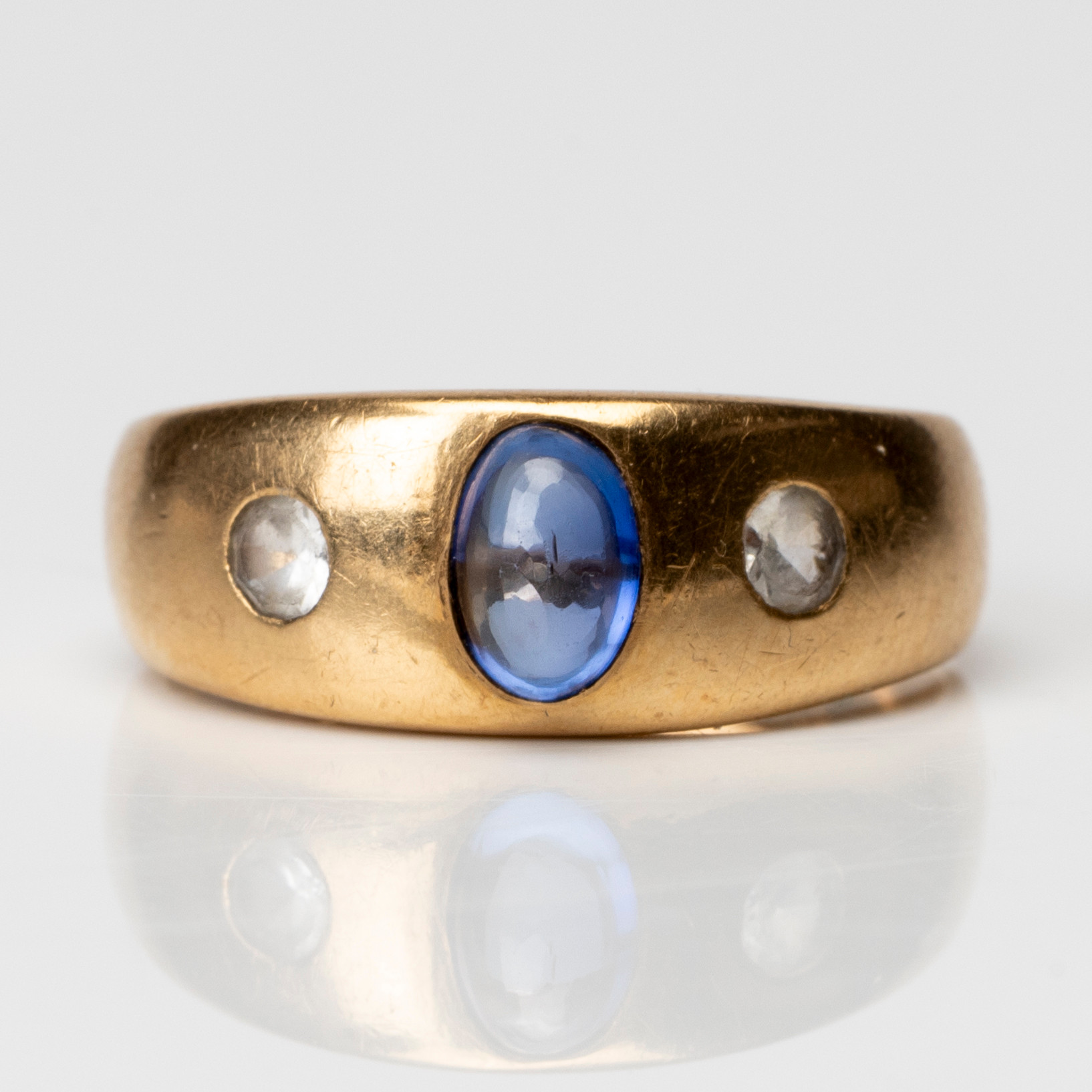 RING, 18K guld, med blå och vita imiterade stenar, Ljungström Guldvarufabrik Ab, Stockholm, 1954.