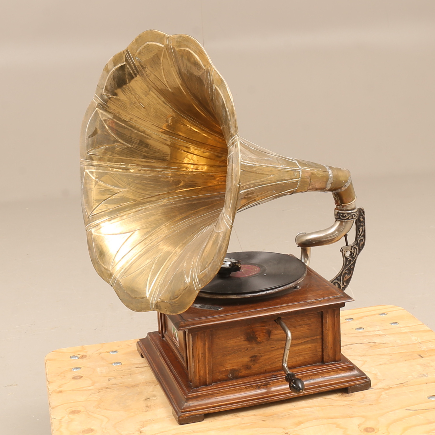 TRATTGRAMMOFON, mässing, 1900-talets första hälft.