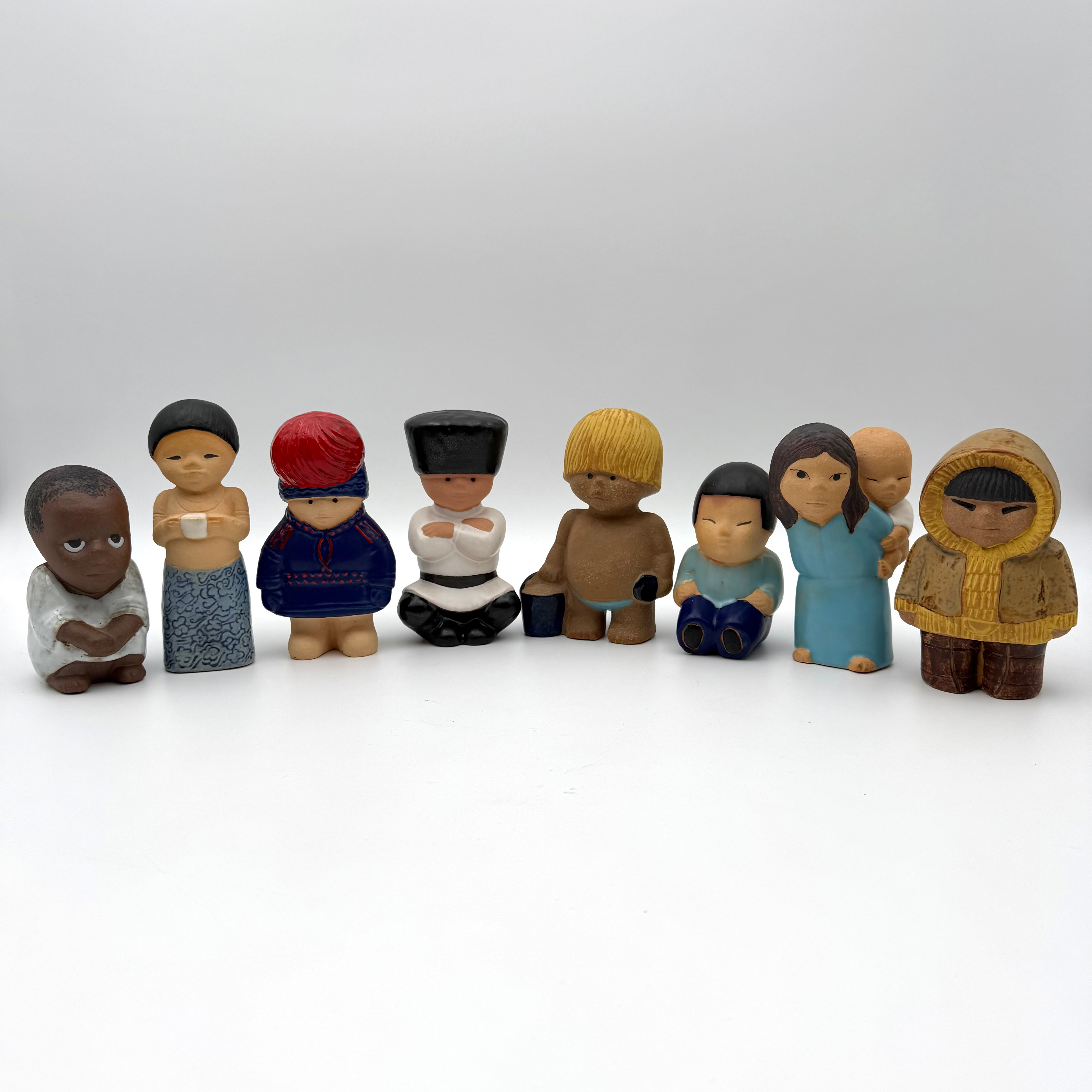 LISA LARSON. Figuriner, 8 st, ur serien "Världens barn", stengods, delvis glaserade, formgivningsår 1974-77.