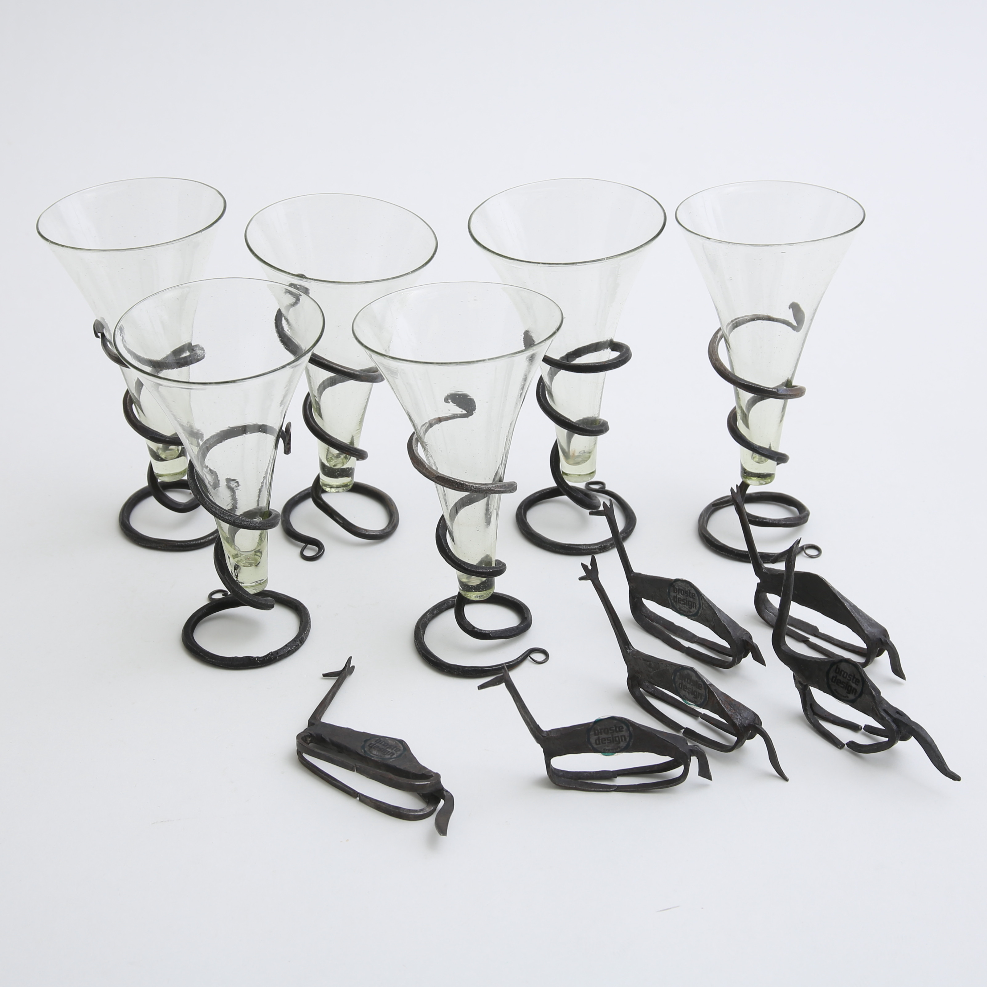 VIKINGAGLAS samt SERVETTRINGAR, 12 delar, glas/smide, 1900-talets senare del.