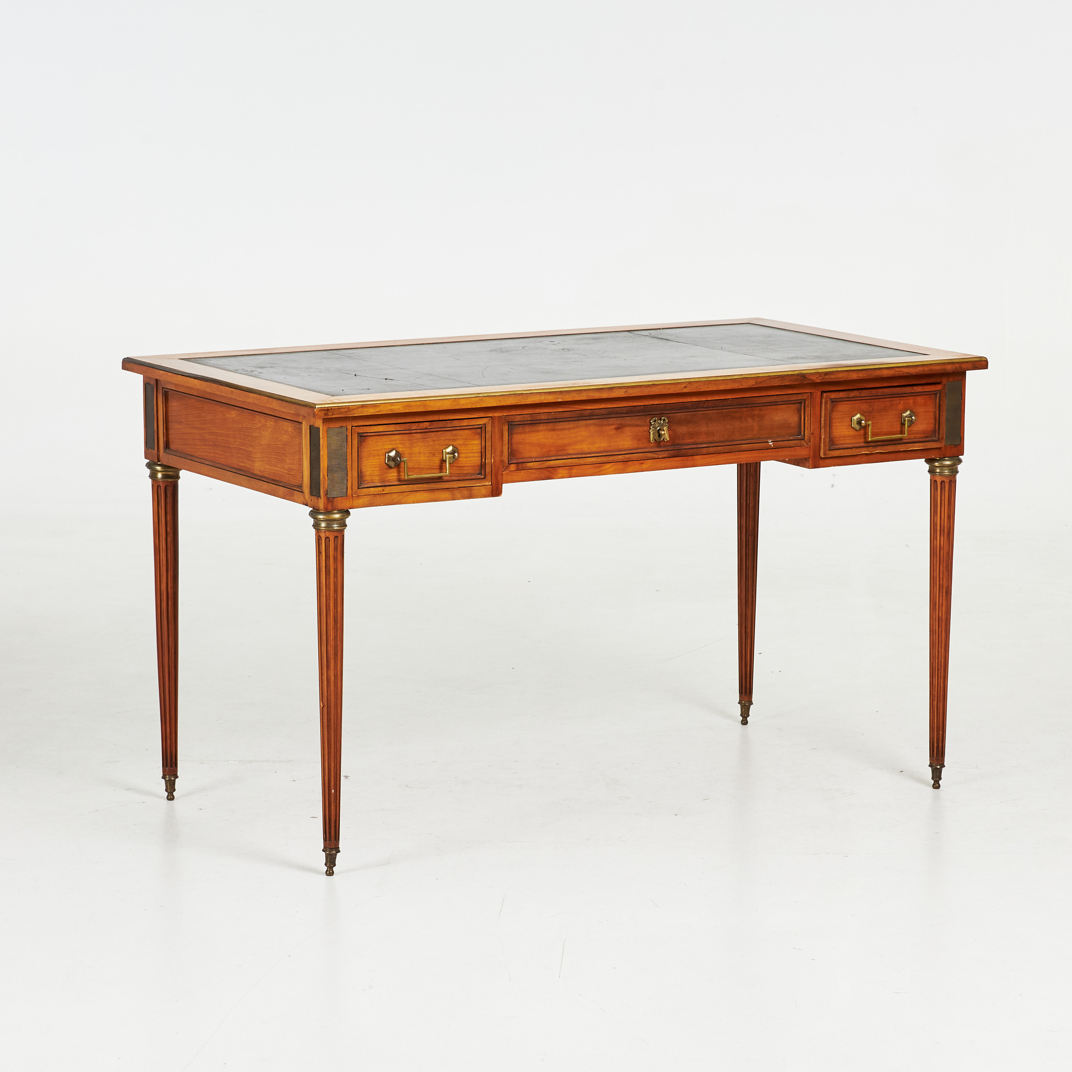 SKRIVBORD, engelsk stil, fanérad i idegran, skrivskiva i svart skinn, lister och beslag i gulmetall, sarg med draglådor, 1900-tal.