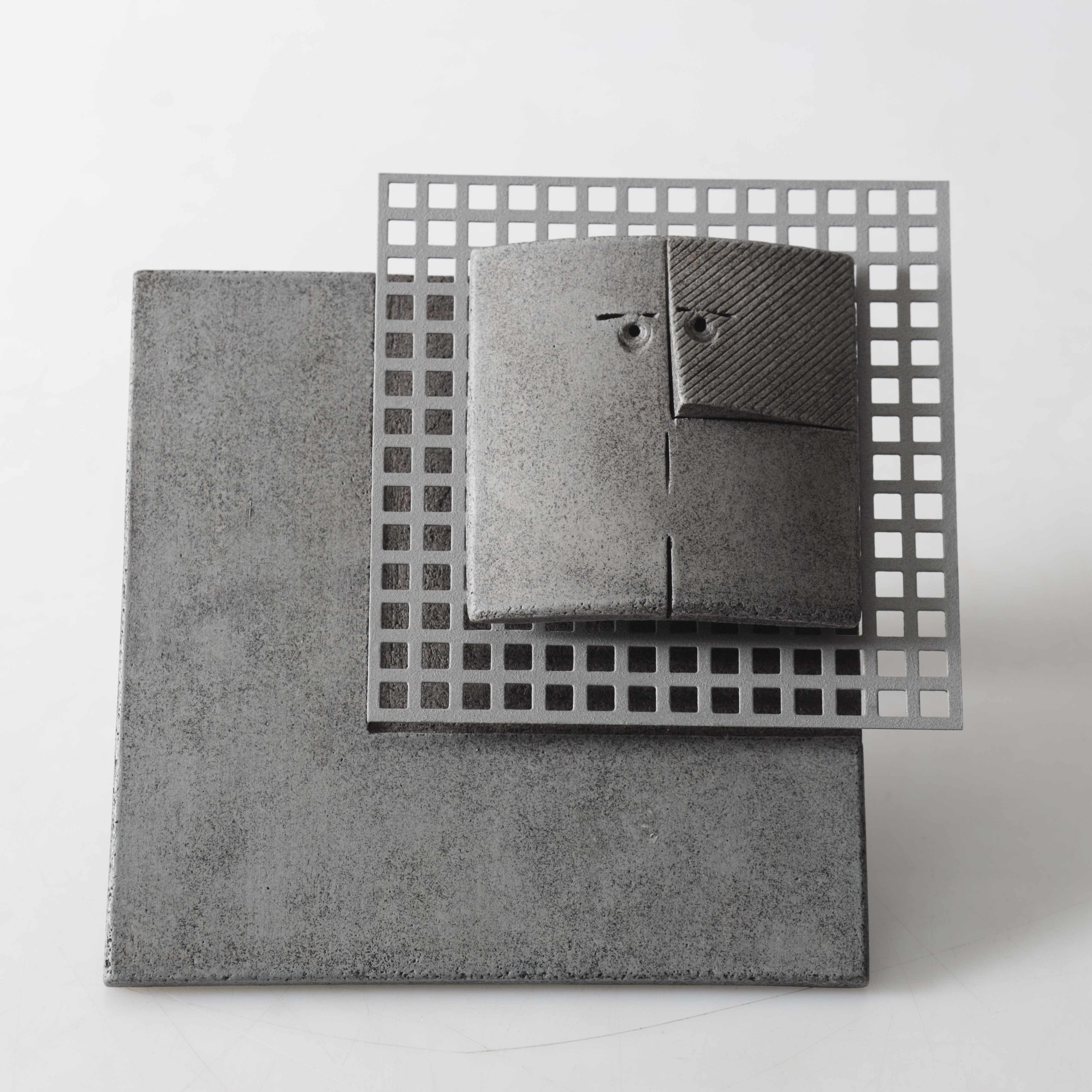 KONSTANTINA PARDALI & DIMOSTHENIS KOKKALIS. väggskulptur, keramik & metall, 1900-/2000-tal.