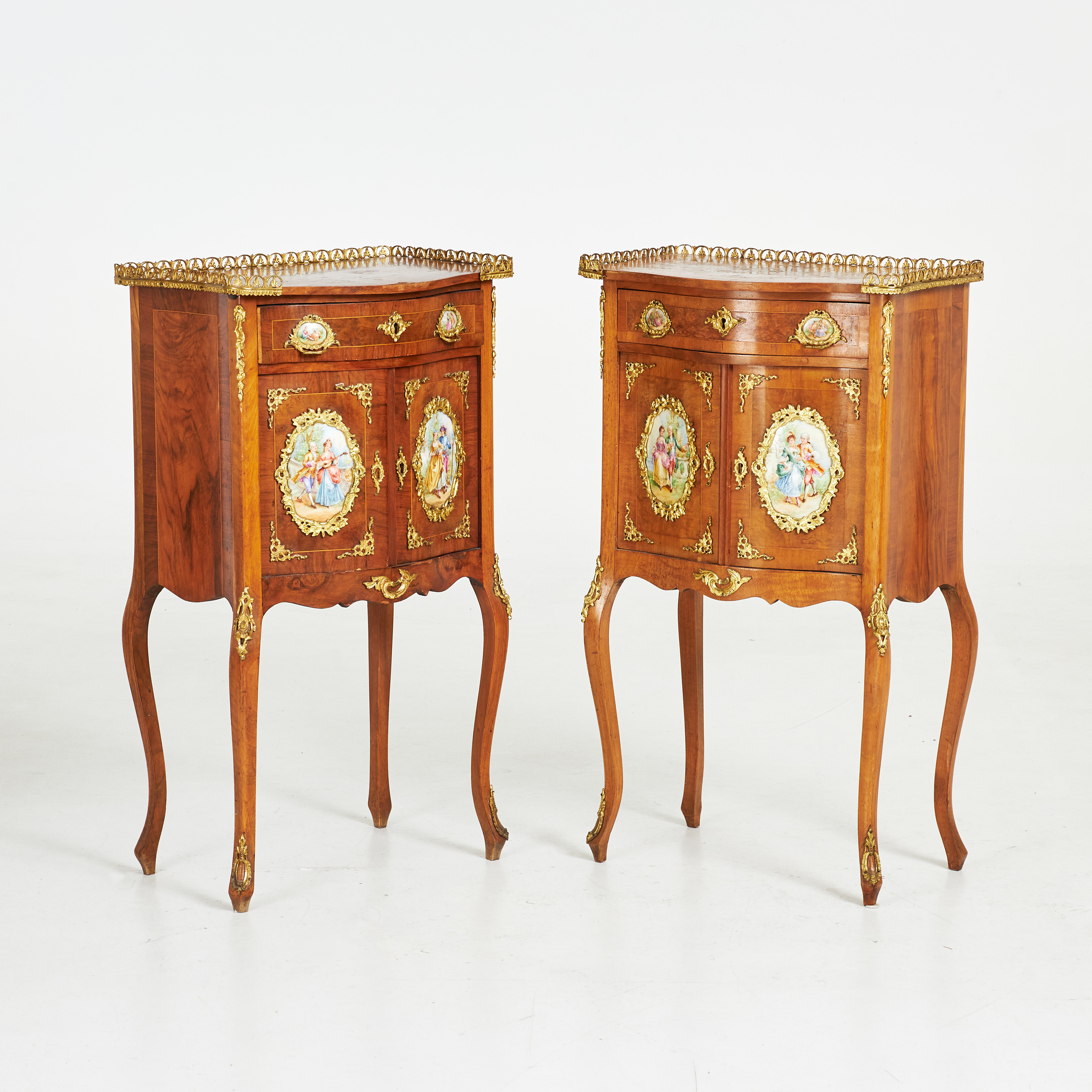 SÄNGBORD, 1 par, nyrokokostil, 1900-talets första hälft, fanérad i bl.a. rot och bok, beslag och sarg gulmetall, porslininlägg med handmålade pastoraler, sarg.