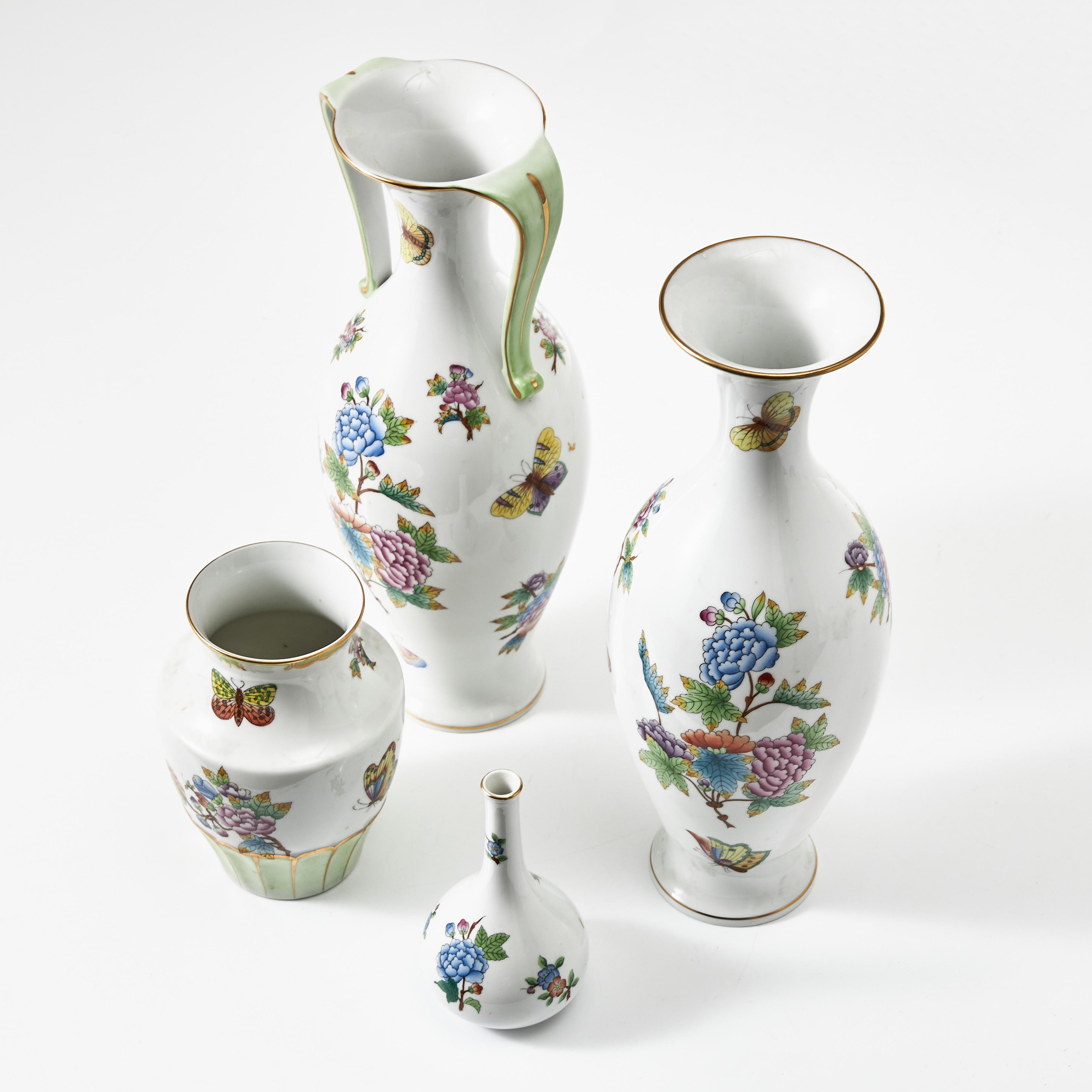 HEREND (etabl. 1826), "Queen Victoria", vaser, 4 st., porslin, Ungern, 1900-talets andra hälft, en med hänklar, detaljer i guld.