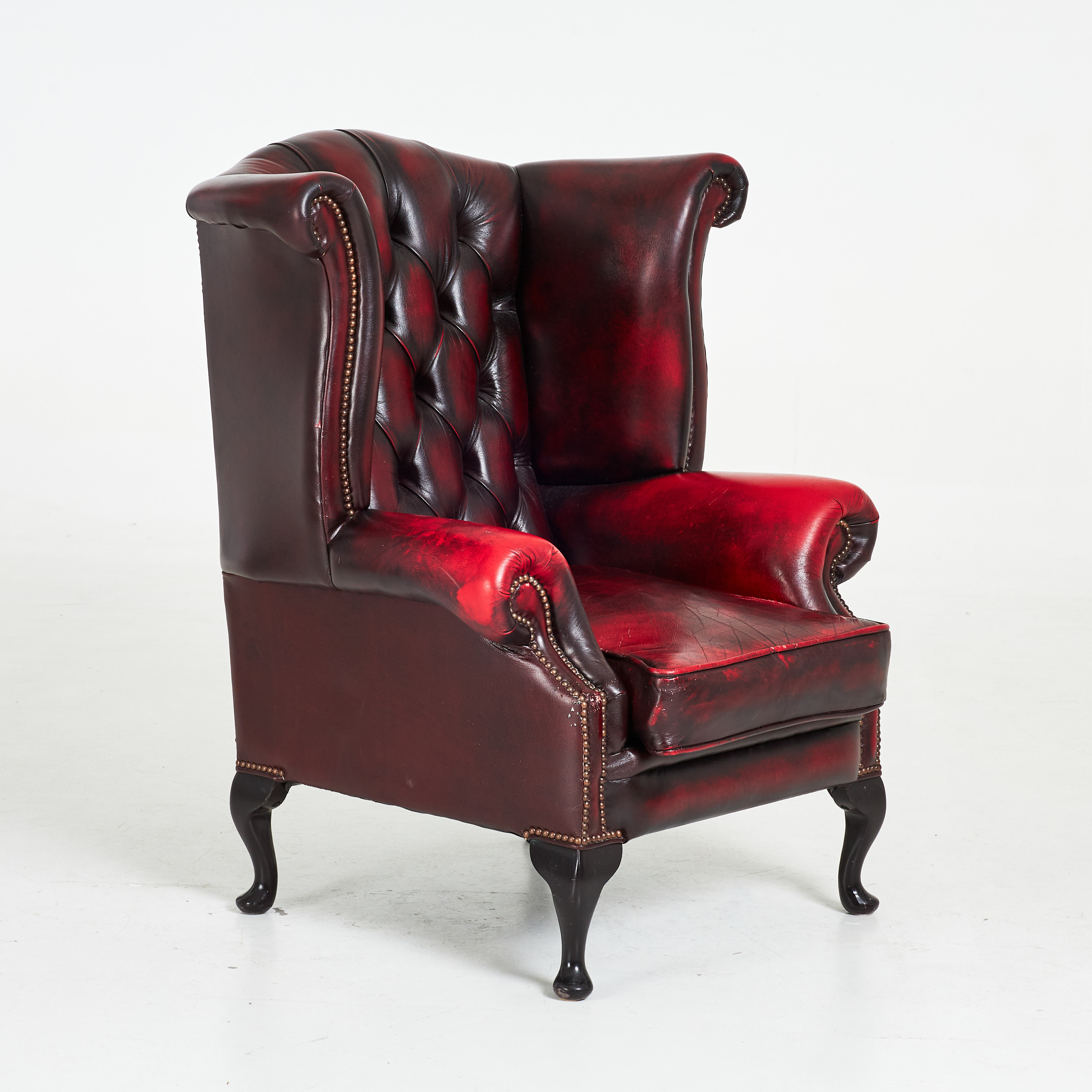 ÖRONLAPPSFÅTÖLJ, 1980-tal, klädd i djuphäftat rött läder, etikettmärkt Winchester Furniture, England.