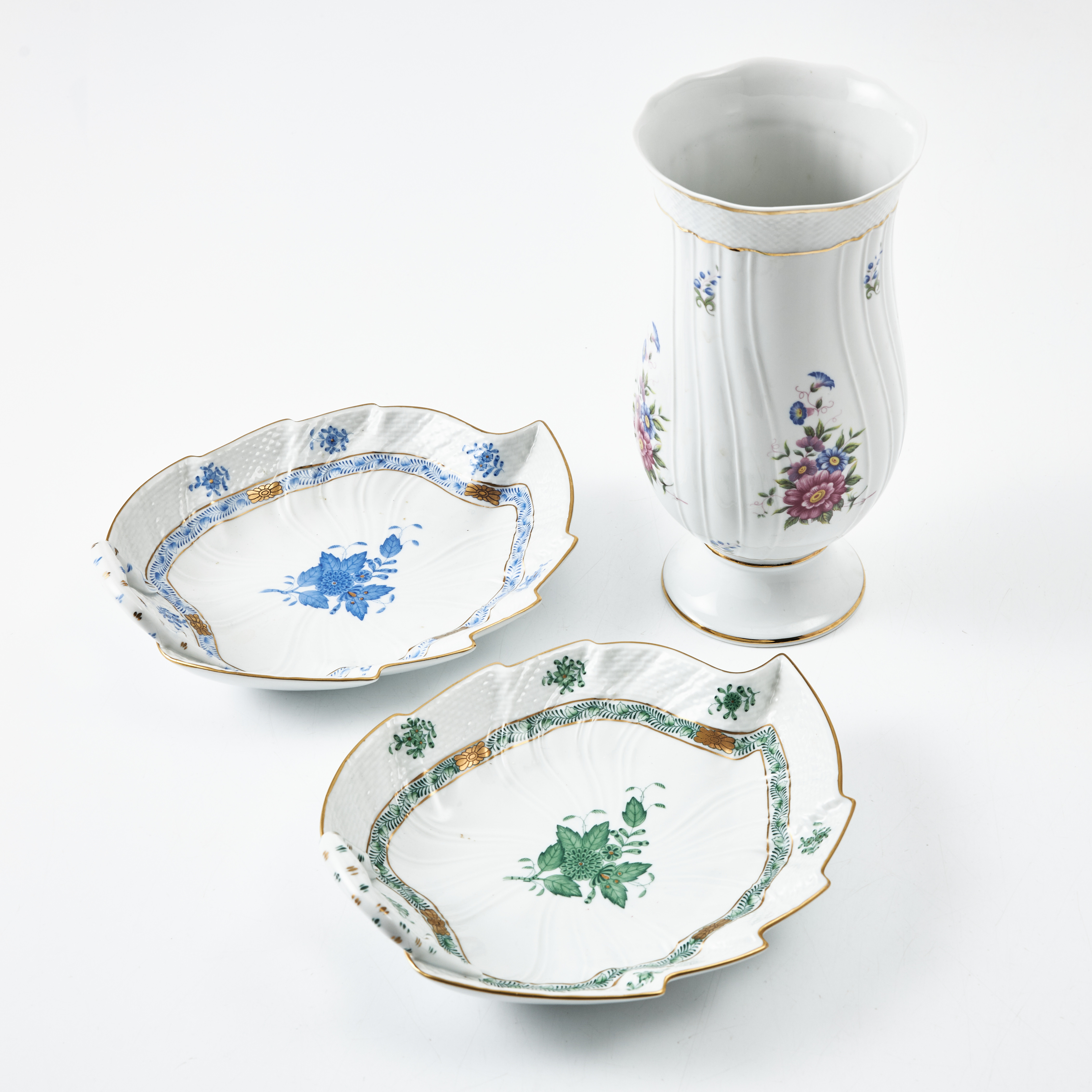 VAS, FAT, 3 dlr., porslin, Ungern, 1900-talets andra hälft, Hollóházi porslinsfabrik och Herend, "Apponyi", polykrom dekor av blommor, detaljer i guld.