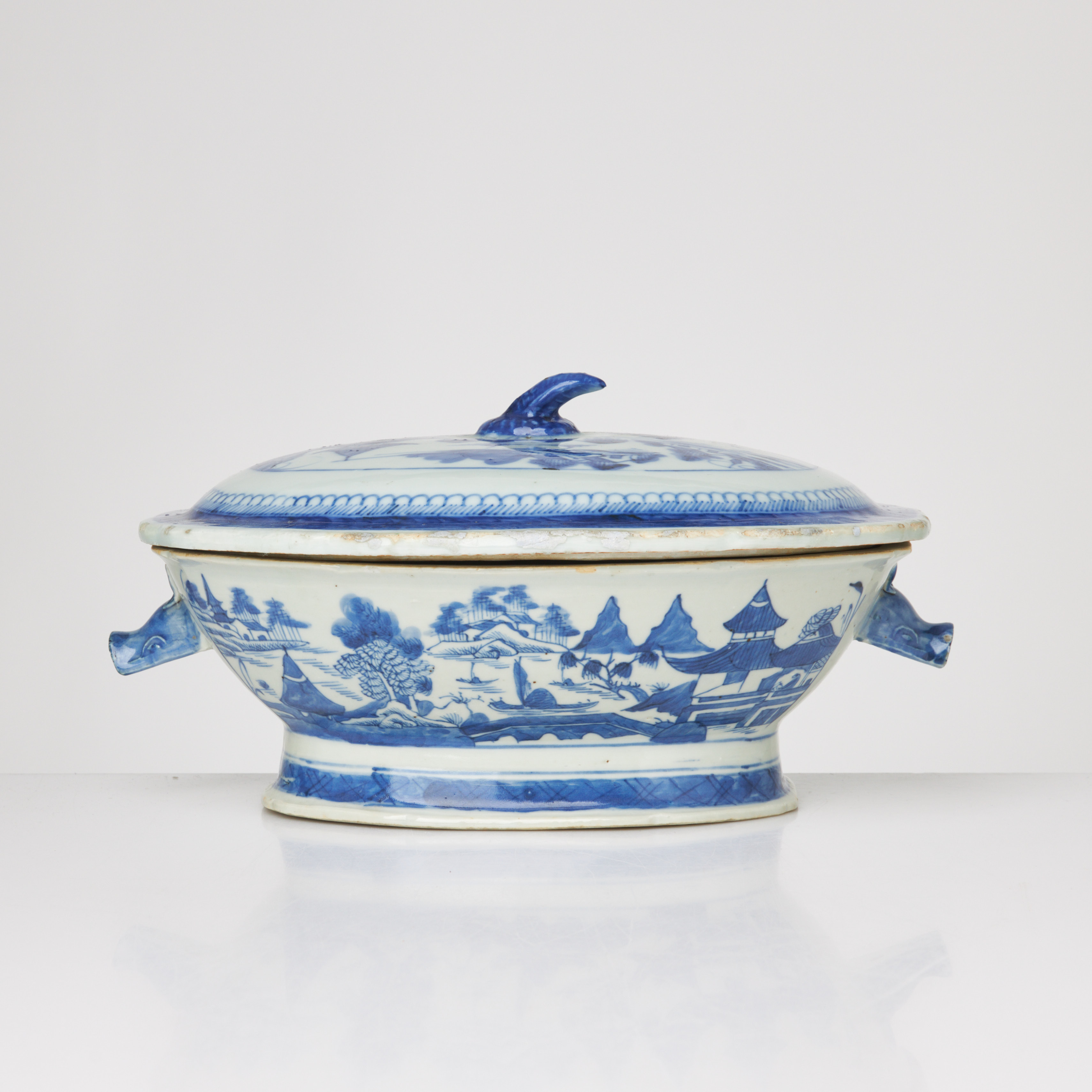 TERRIN, med lock, porslin, Kina, 1800-tal, dekor i underglasyrblått.
