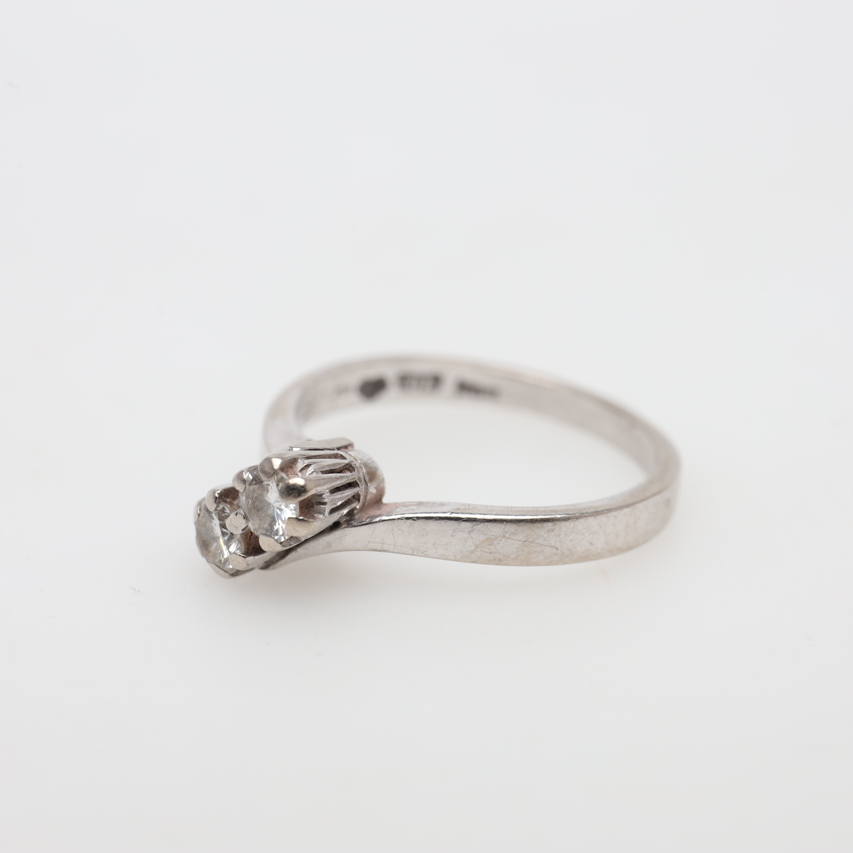 RING, vitguld, 18K, diamanter, bruttovikt ca 3,2 gram.