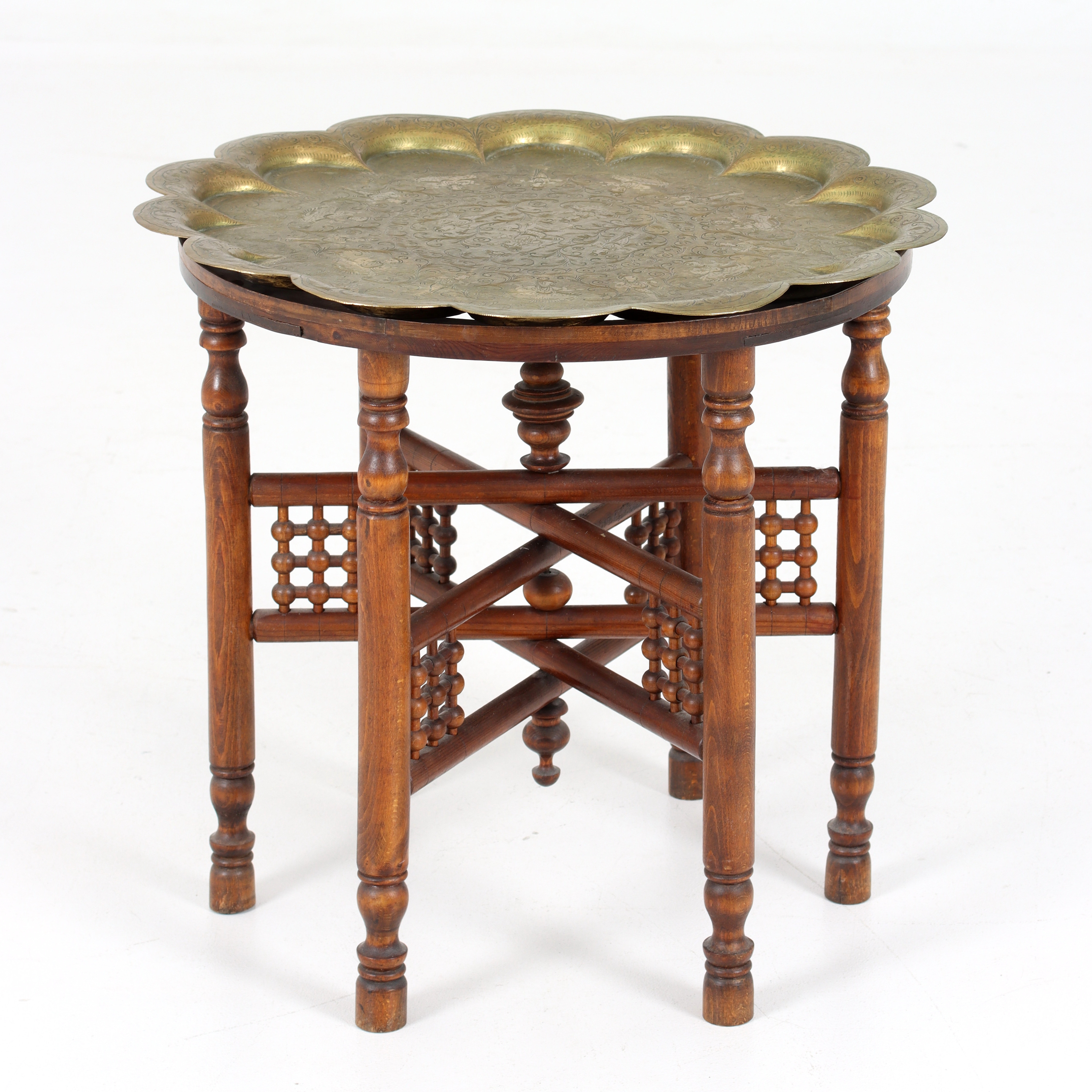 RÖKBORD, orientalisk. träunderrede med bricka av mässing. 1900-tal.