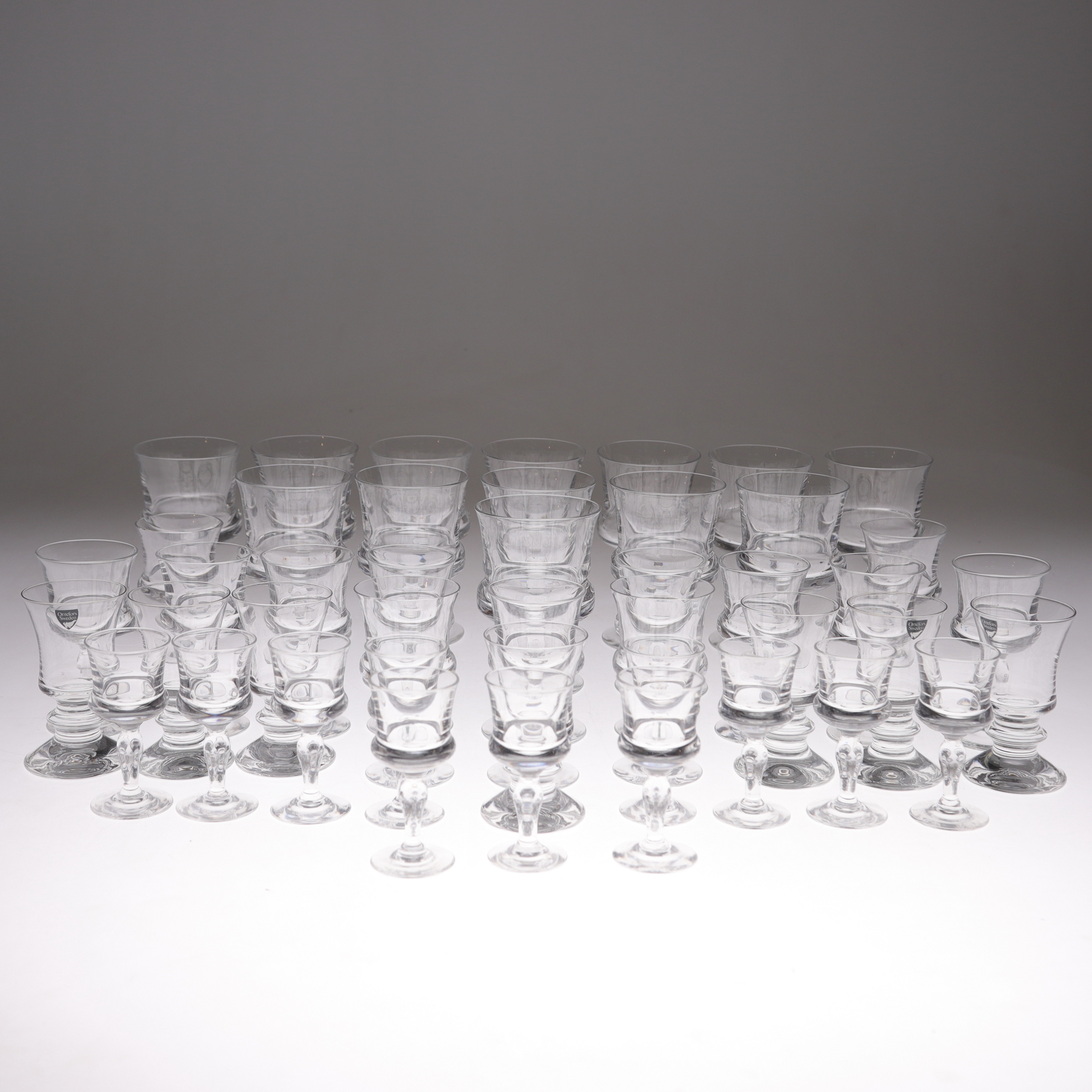 GLASSERVIS, ca 44 delar, " Karin" och " Silvia", Orrefors, 1900-talets andra hälft.