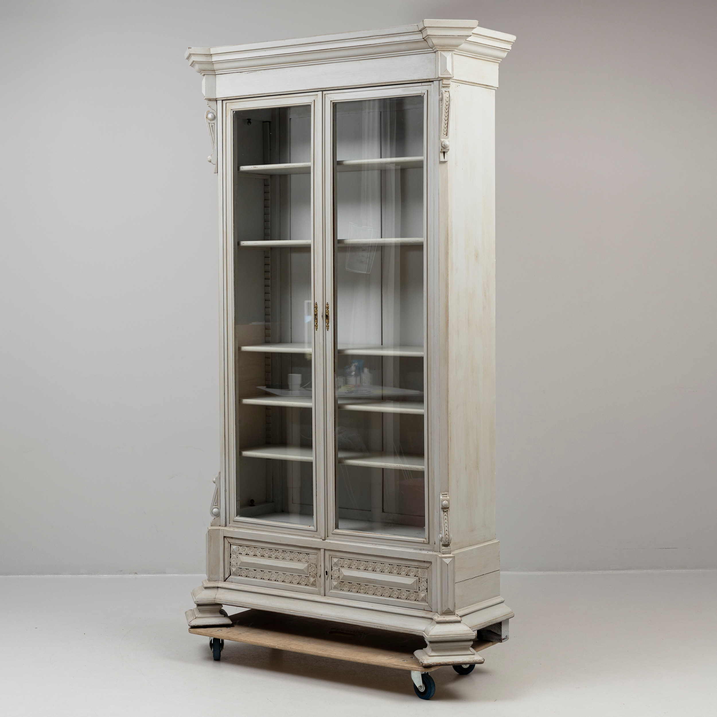 BOKSKÅP, nyrenässans, vitmålad, glasade dörrar, 1800-talets andra hälft.