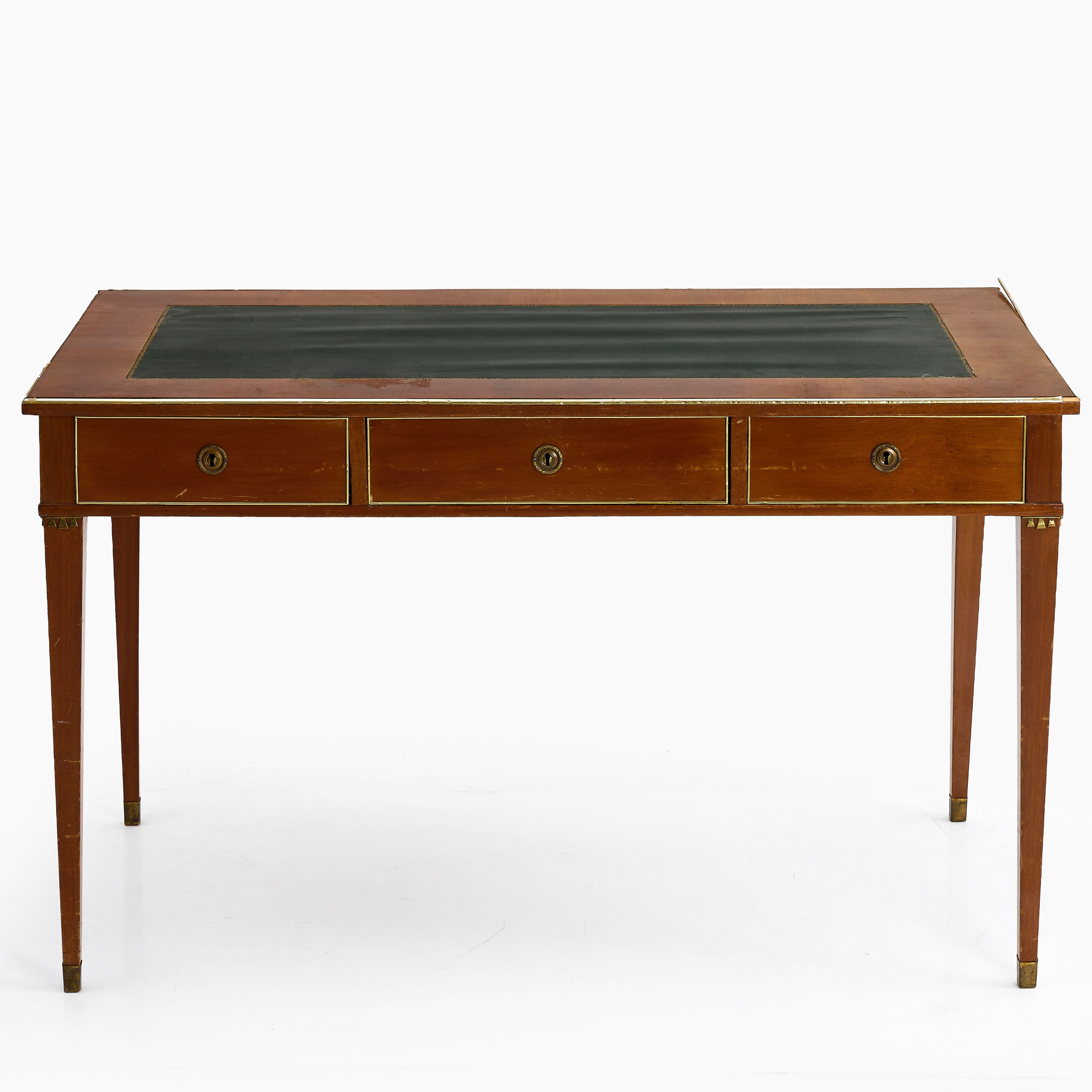 SKRIVBORD, sengustaviansk stil, 1900-talets mitt, med tre lådor i sargen, mässingslister och klädd skiva, mahognyfanér.