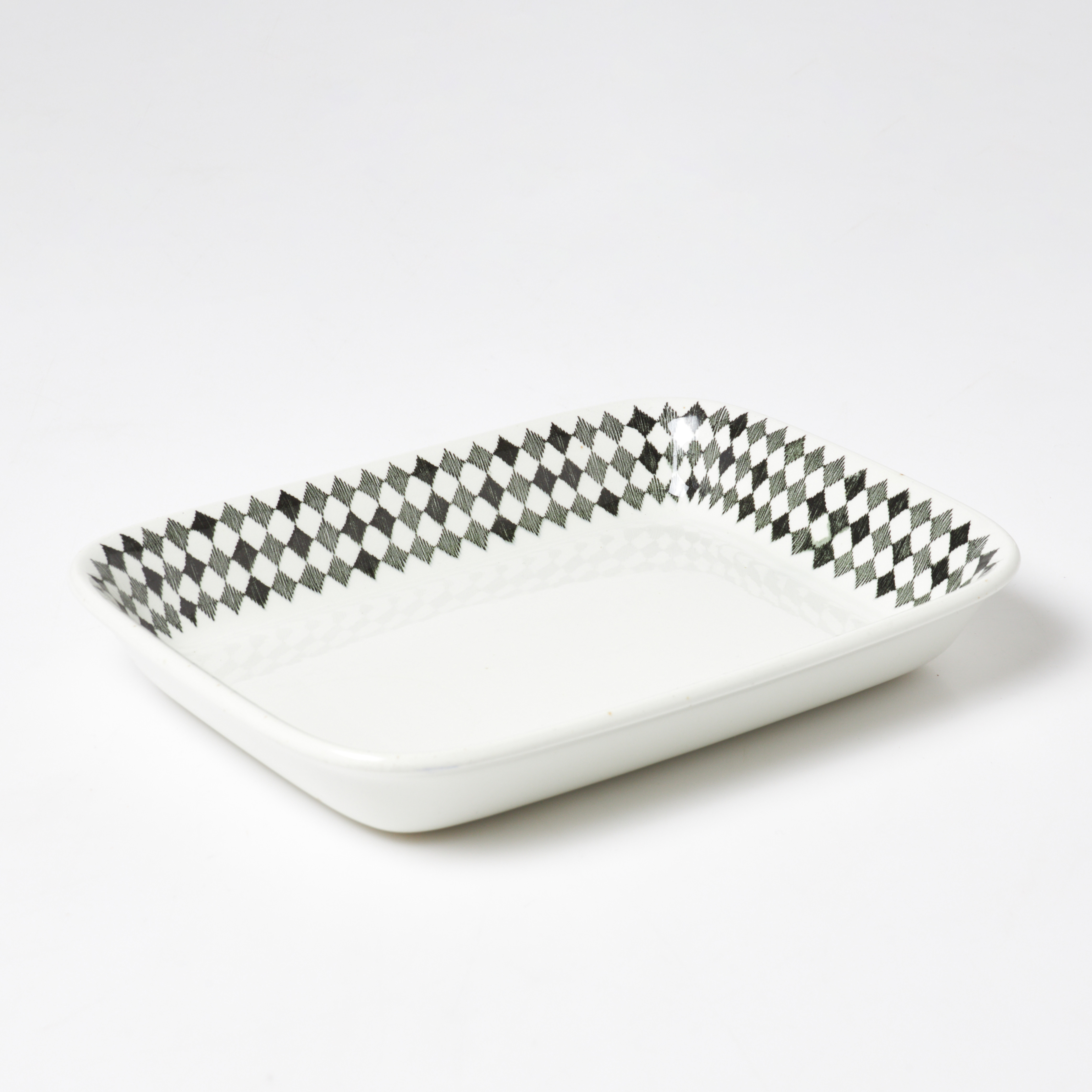 MARIANNE WESTMAN. UGNSFORM, alt. uppläggningsfat, ur serien "Red Top", Rörstrand, svart/vit diamant dekor.