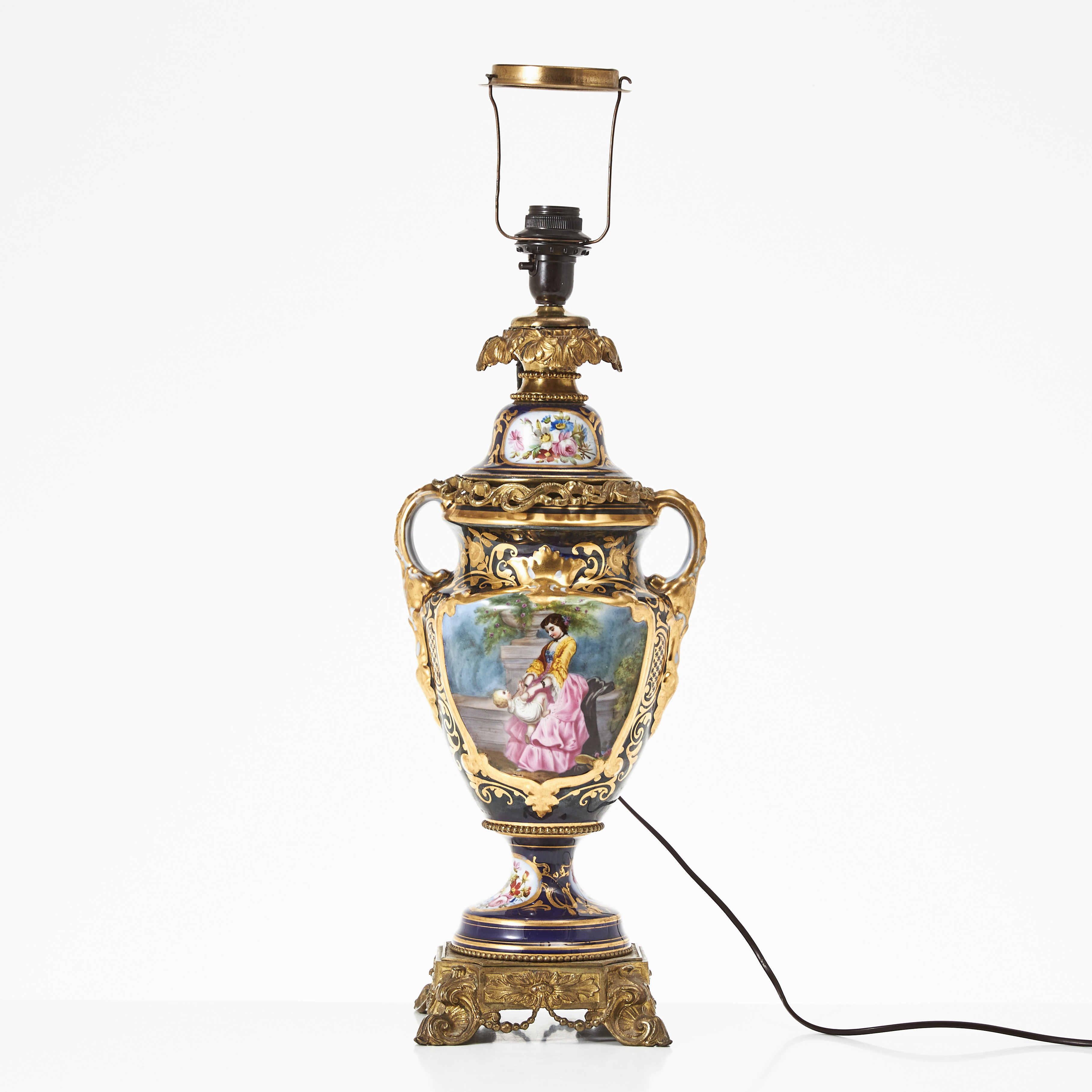 BORDSLAMPA, omkring 1900, porslin och mässing, bemålad med blomstermotiv.