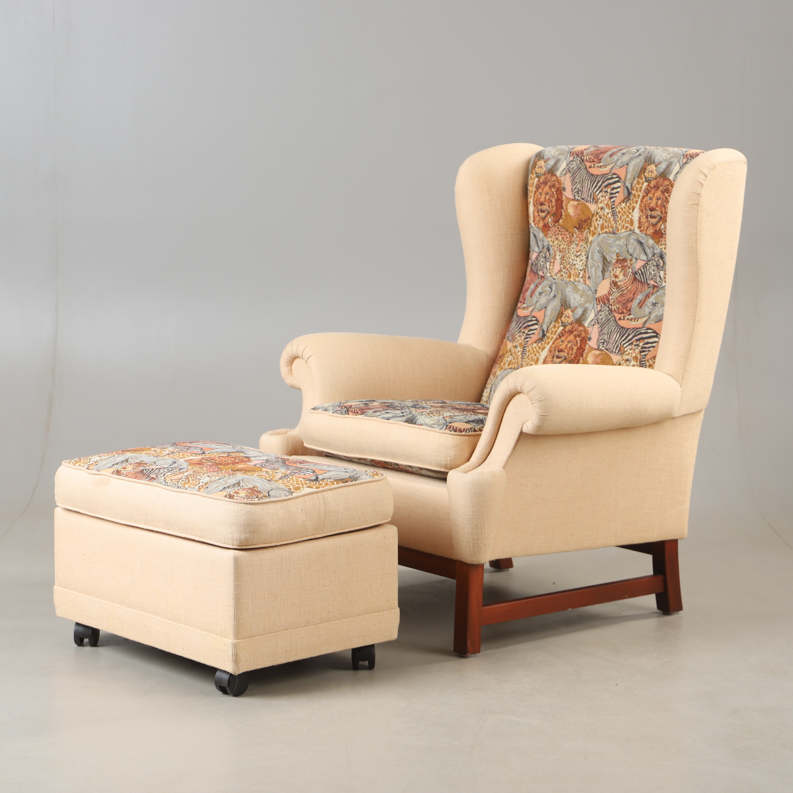 RAGNAR HELSÉN. Fåtölj med fotpall, "Oxford", modell 3543, AB Stjernmöbler Herrljunga för Firma Svenskt Tenn.