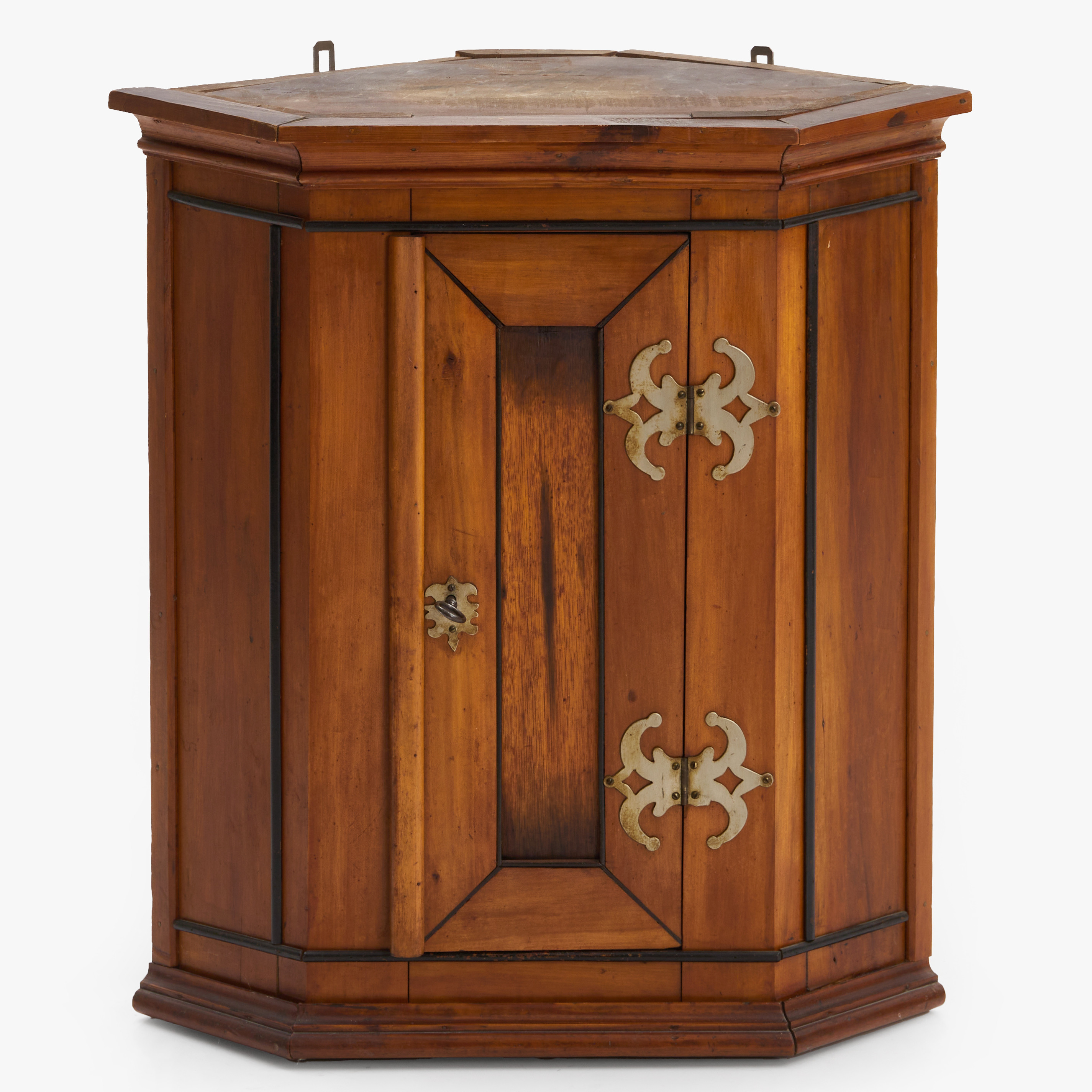 HÖRNSKÅP, senbarock stil, 18/1900-tal, furu, svärtade detaljer, mässingsbeslag.