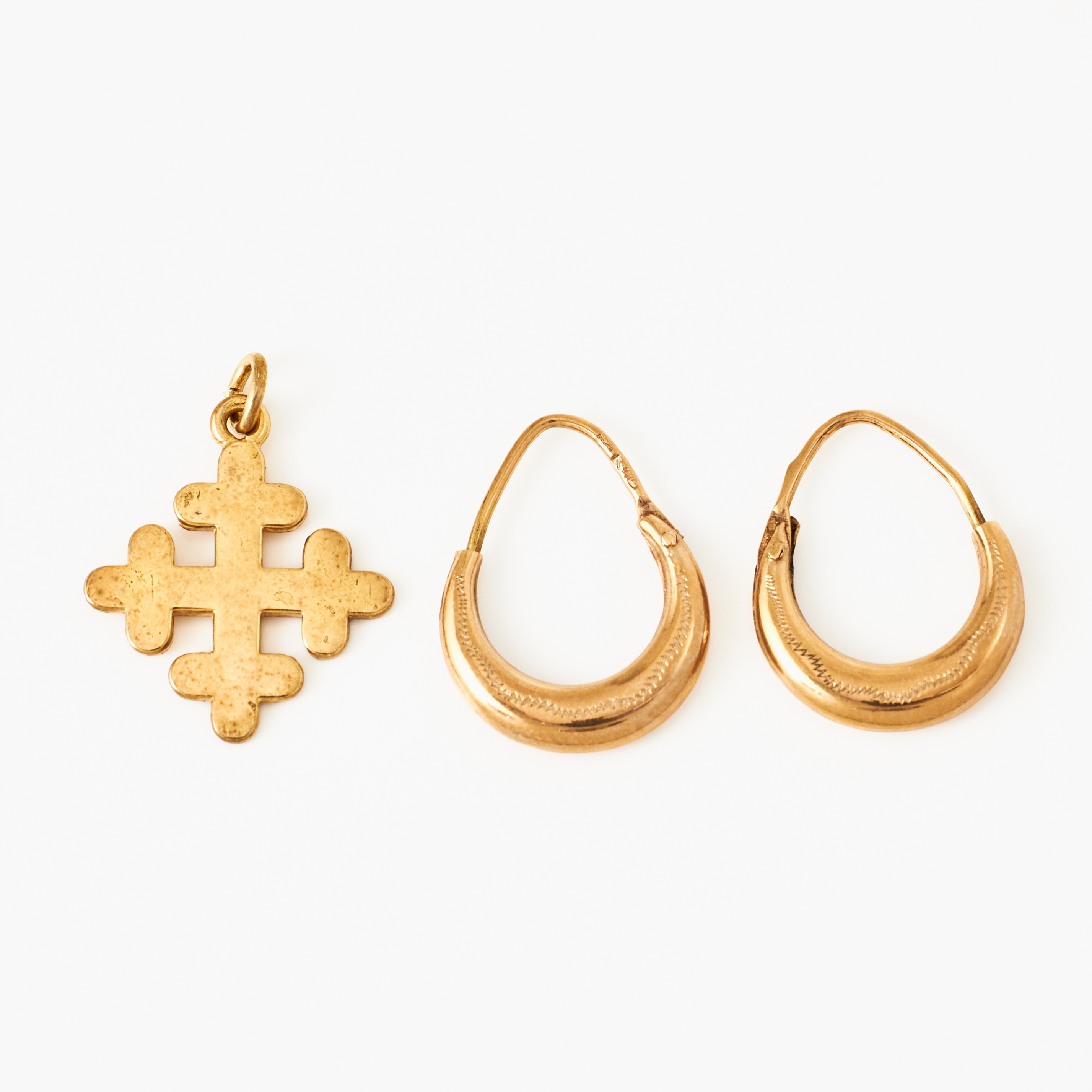 ÖRHÄNGEN, 1 par, 18 k guld, creolmodell, HÄNGE, förgyllt silver, i form av ett Lothringenkors (Cross of Lorraine), stämplat Sporrong, 1960.