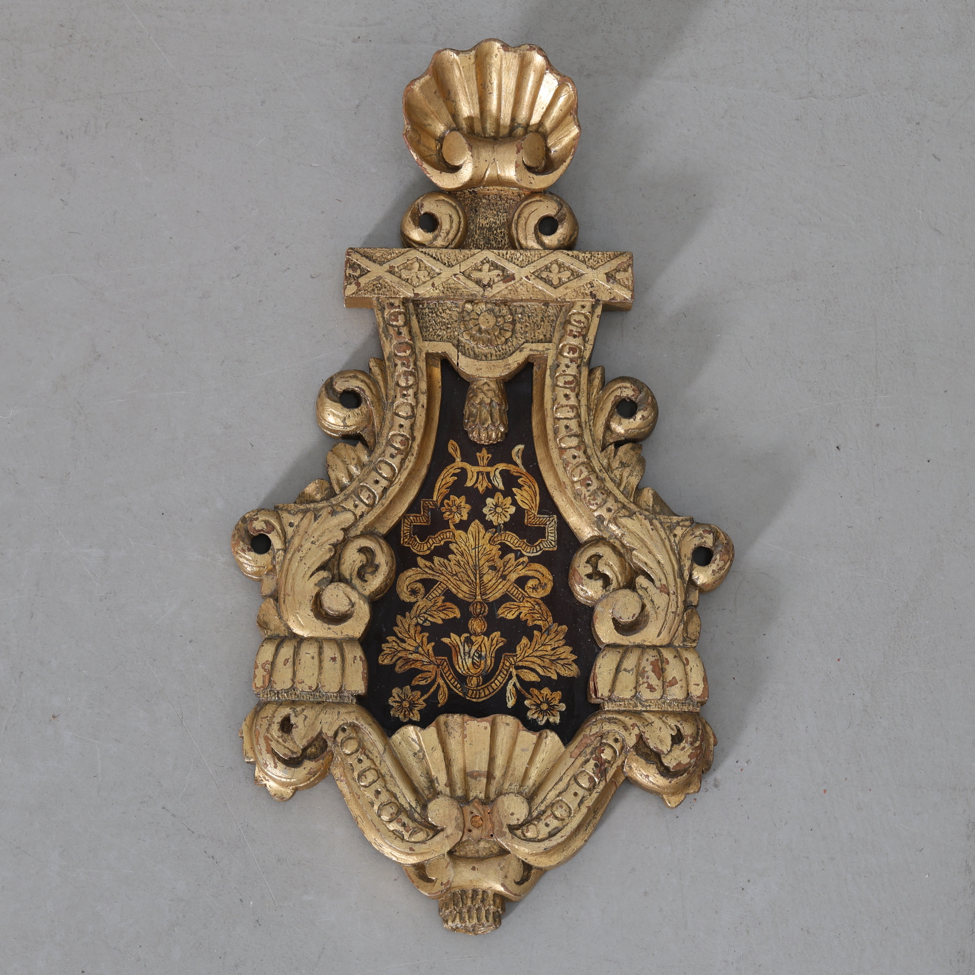 VÄGGLAMPETT, träskuren, mässingsförgylld, 1900-tal.