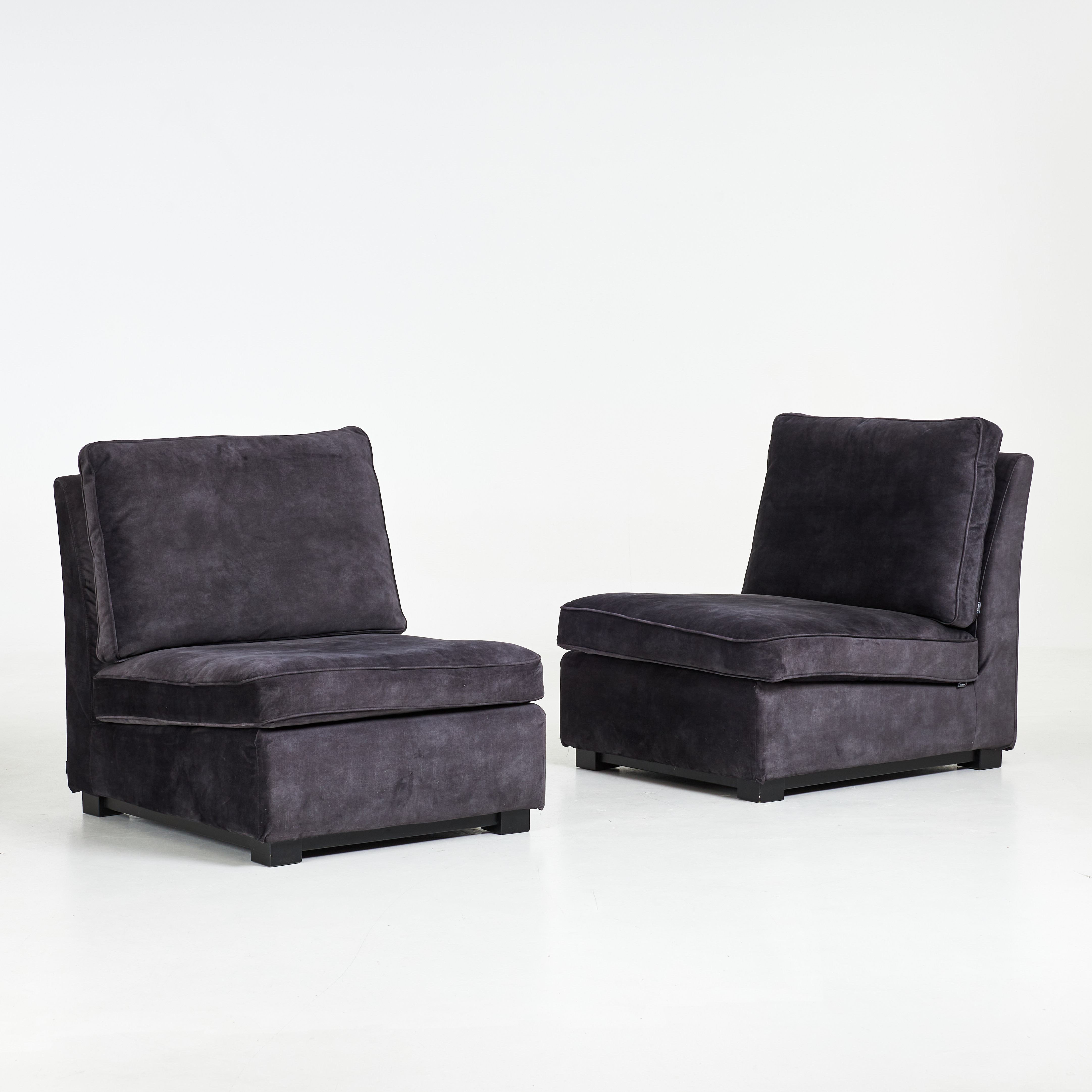 FÅTÖLJER, 1 par, "Town", lösa plymåer med klädsel i sammet "Avanna Dark Grey", ben i svartlaserad björk, etikettmärkt samt brickmärkt, Artwood, samtida produktion.