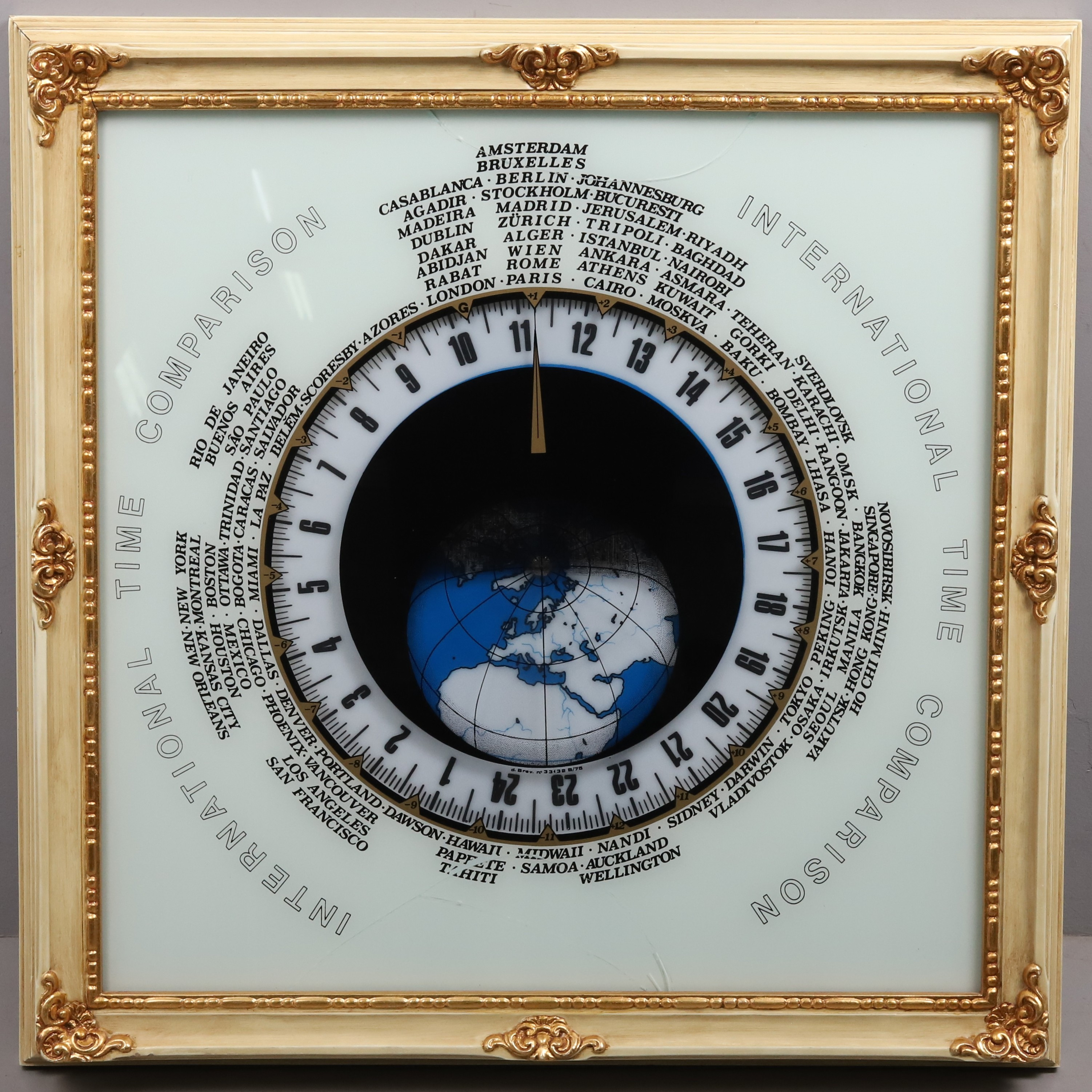 VÄGGKLOCKA. "International Time Comparison, World clock", 1980-tal.
