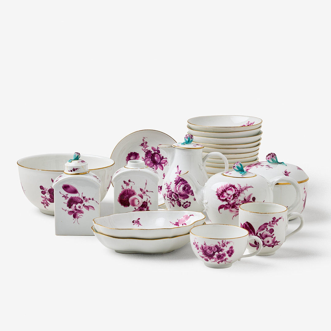 MEISSEN (etabl. 1710), kaffe- och teservis, 23 dlr., porslin, Tyskland 1700-talets slut, dekor av blomsterbuketter samt strödda blommor i magenta, detaljer i guld.