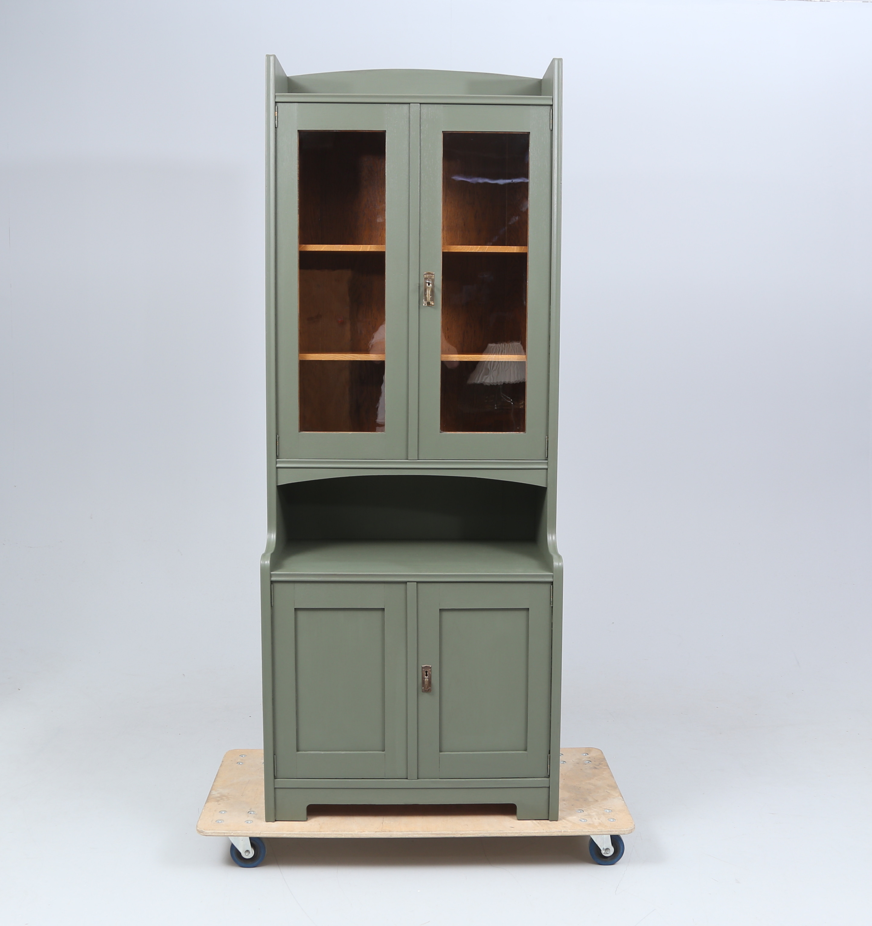 BOKSKÅP, jugend, bemålad, tidigt 1900-tal.