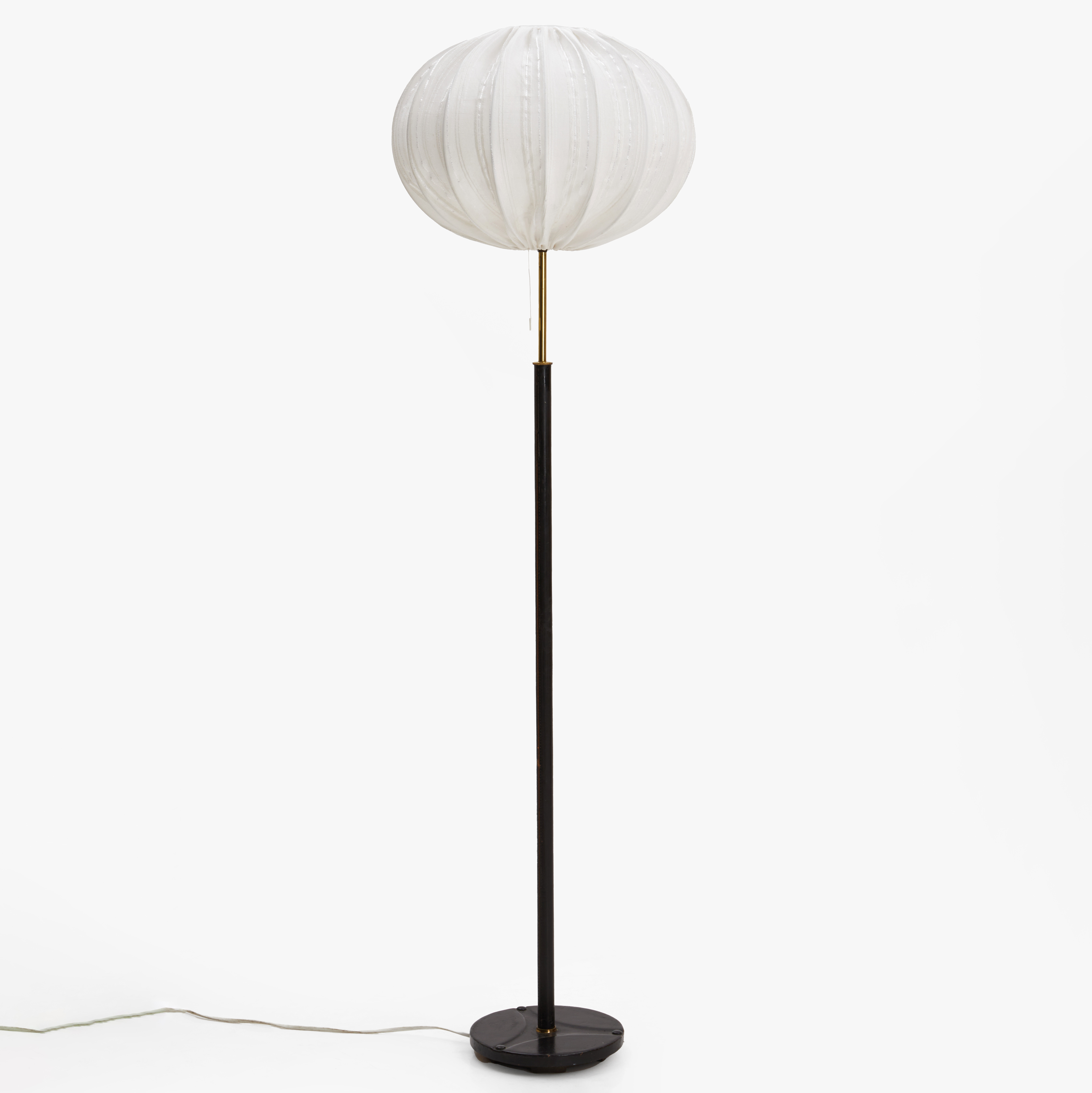 ELEKTROFABRIKS AKTIEBOLAGET ESKILSTUNA (EAE). Golvlampa, 1950-tal., modell 194, delvis läderklädd fot i mässing.