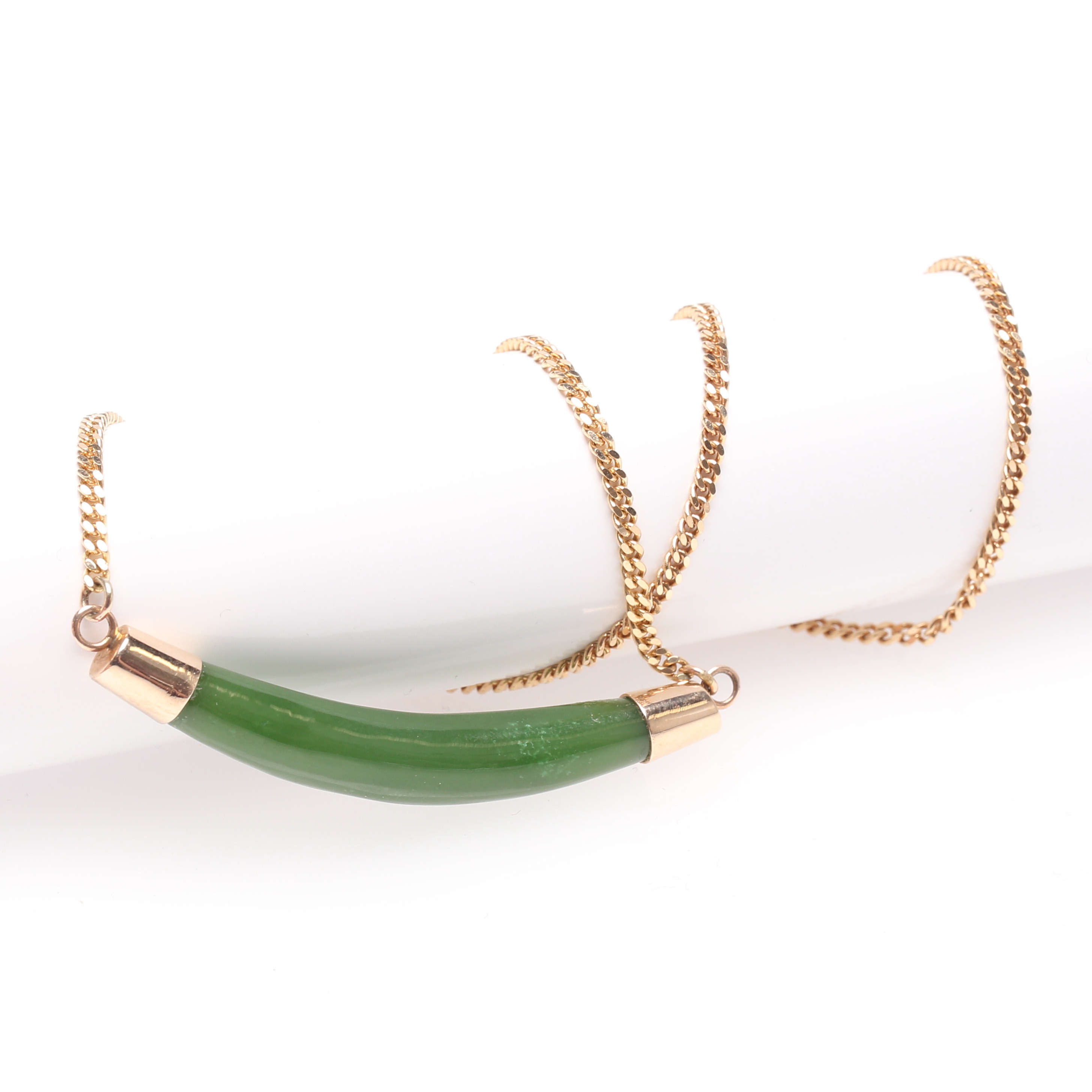 COLLIER , kedja i 18k guld. Hänge med troligen jade, totalvikt ca 15,3 gram.